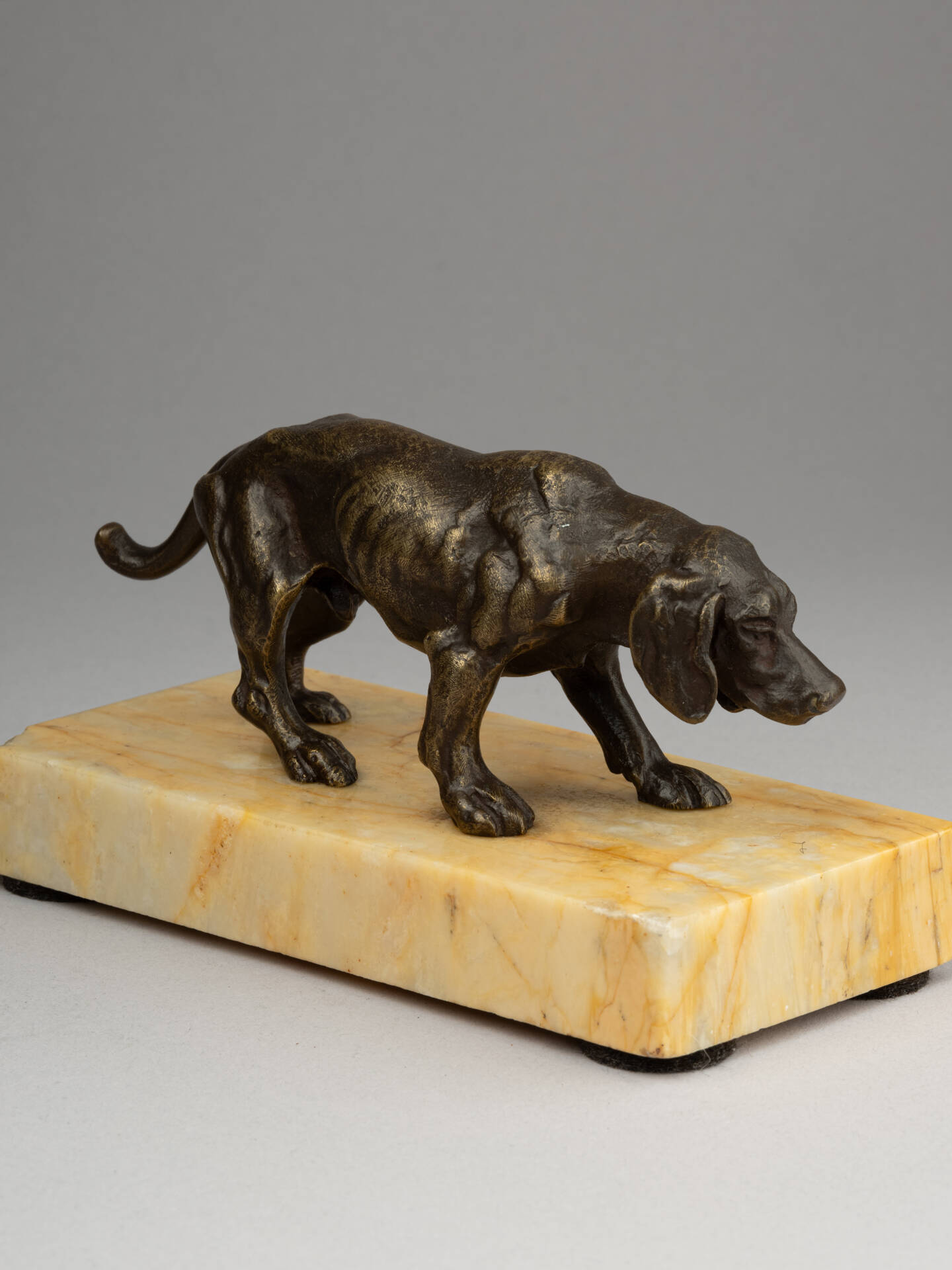 Petit bronze figurant un chien de chasse, XIXe siècle