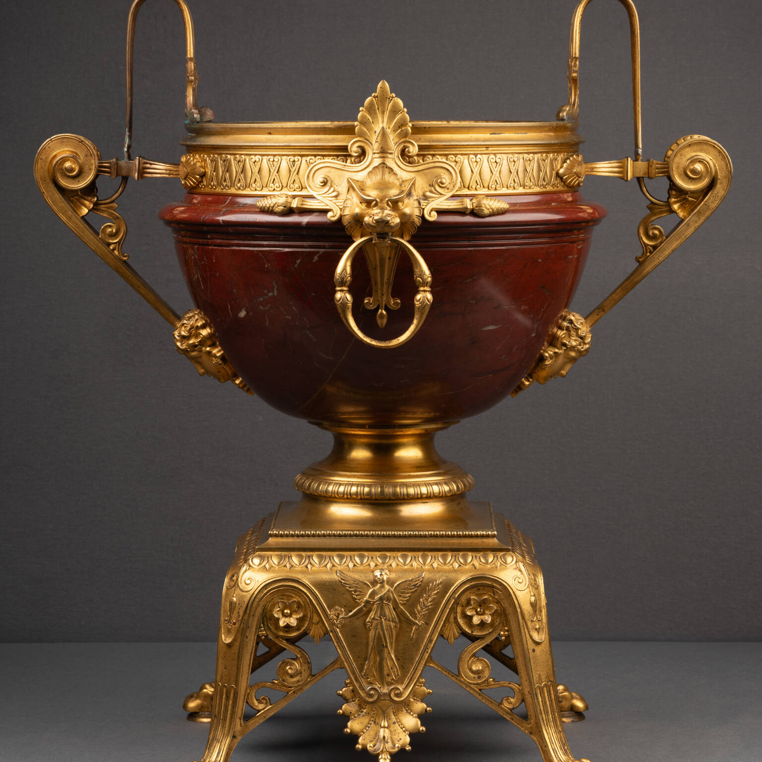 Coupe en marbre rouge, monture en bronze doré, XIXe siècle 