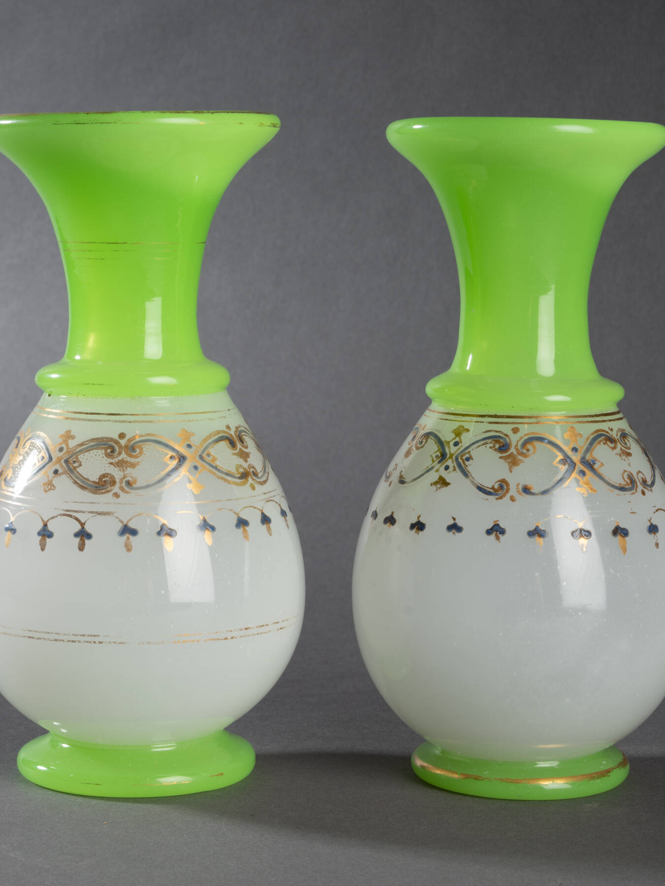 Paire de vases en opaline, fin XIXe siècle 