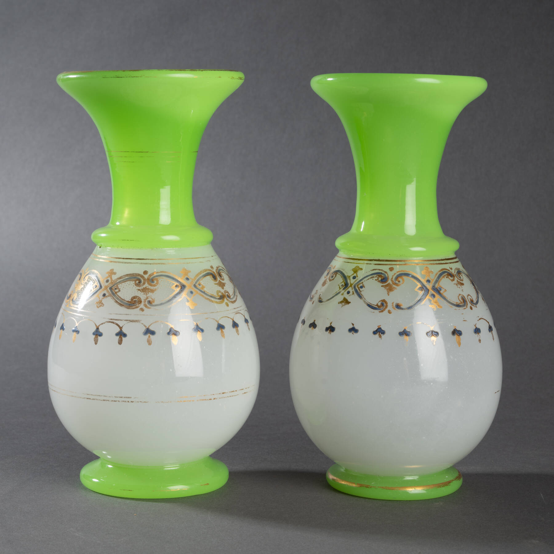 Paire de vases en opaline, fin XIXe siècle 