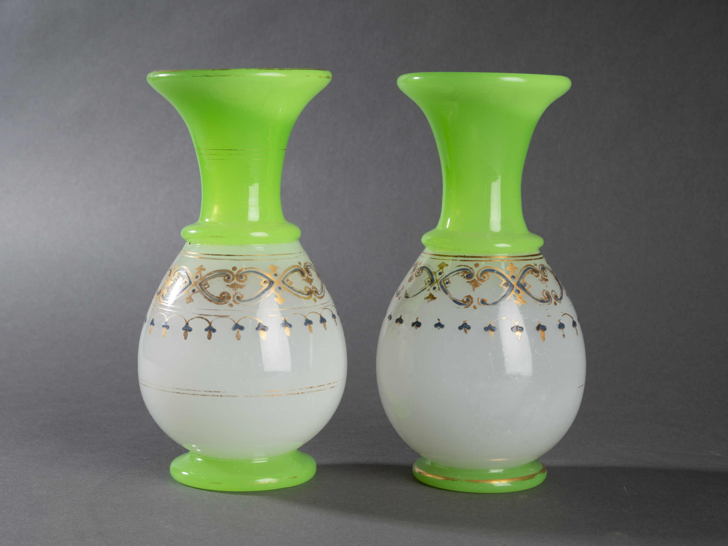 Paire de vases en opaline, fin XIXe siècle