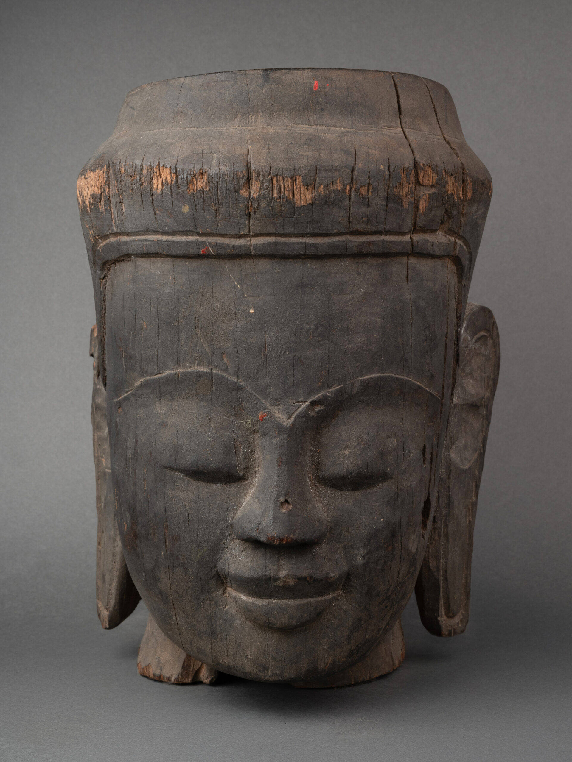 Tête en bois sculpté, Cambodge, XIXe siècle