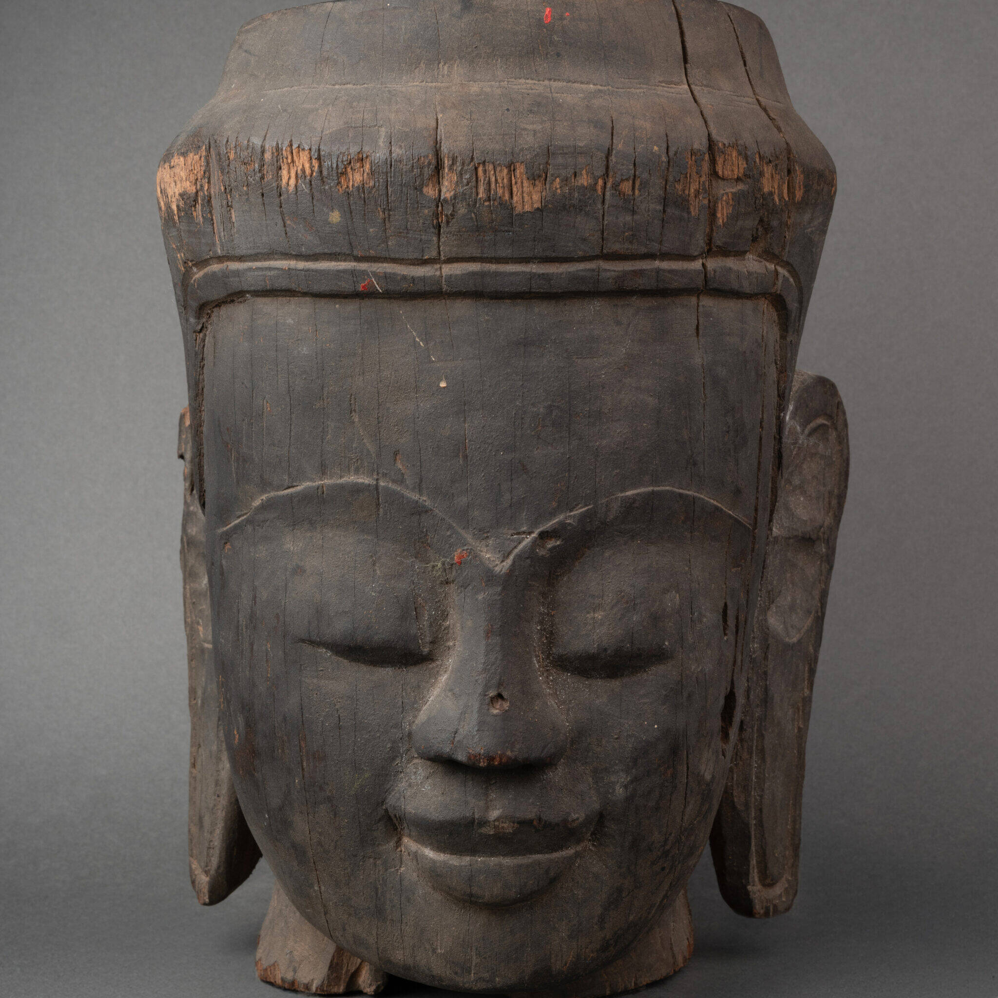 Tête en bois sculpté, Cambodge, XIXe siècle