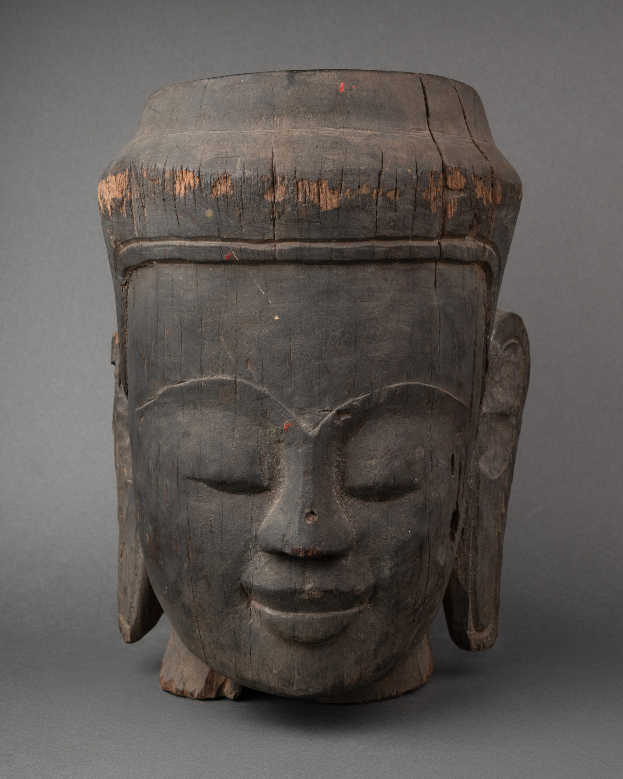Tête en bois sculpté, Cambodge, XIXe siècle