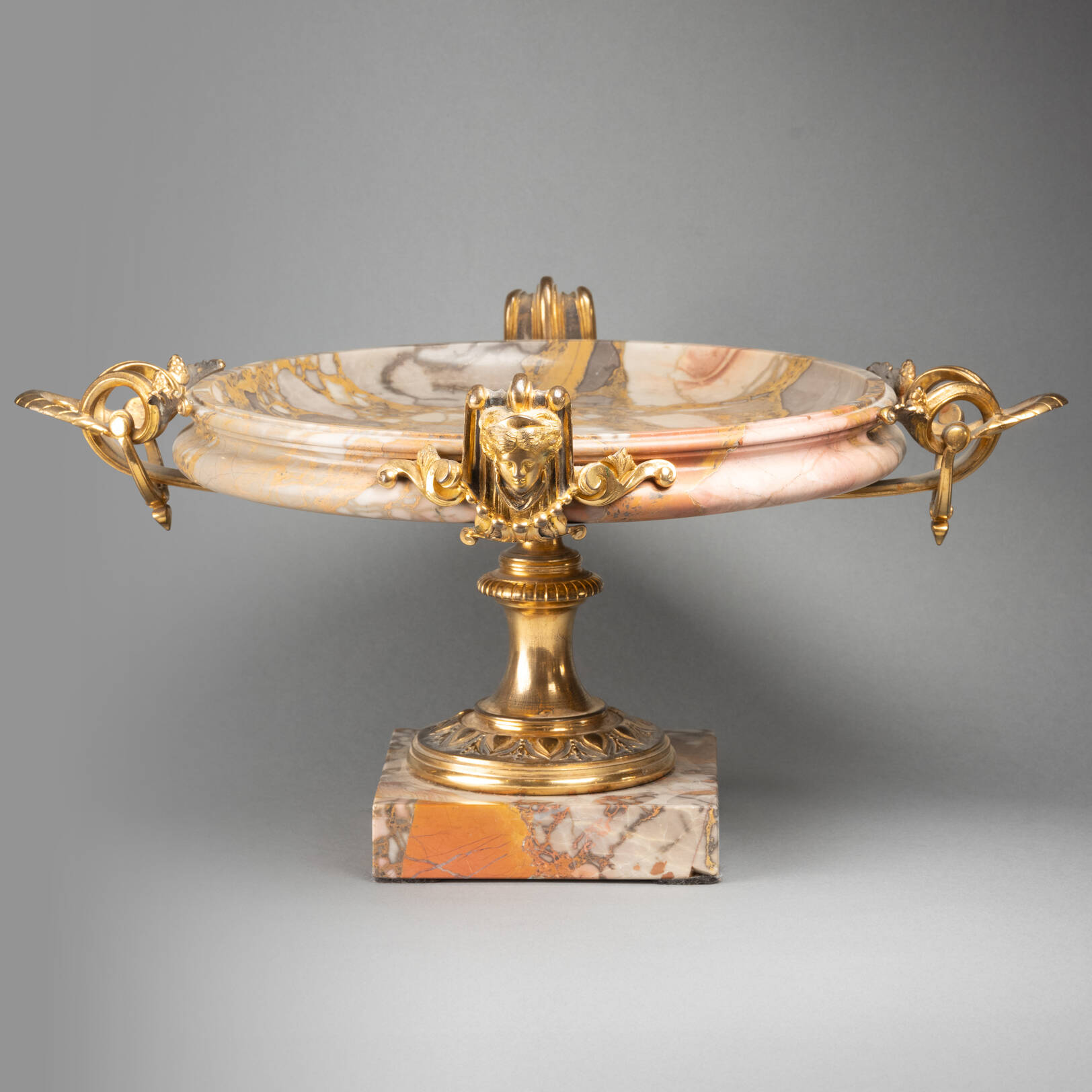 Coupe en marbre enchâssée dans une monture en bronze doré, XIXe siècle