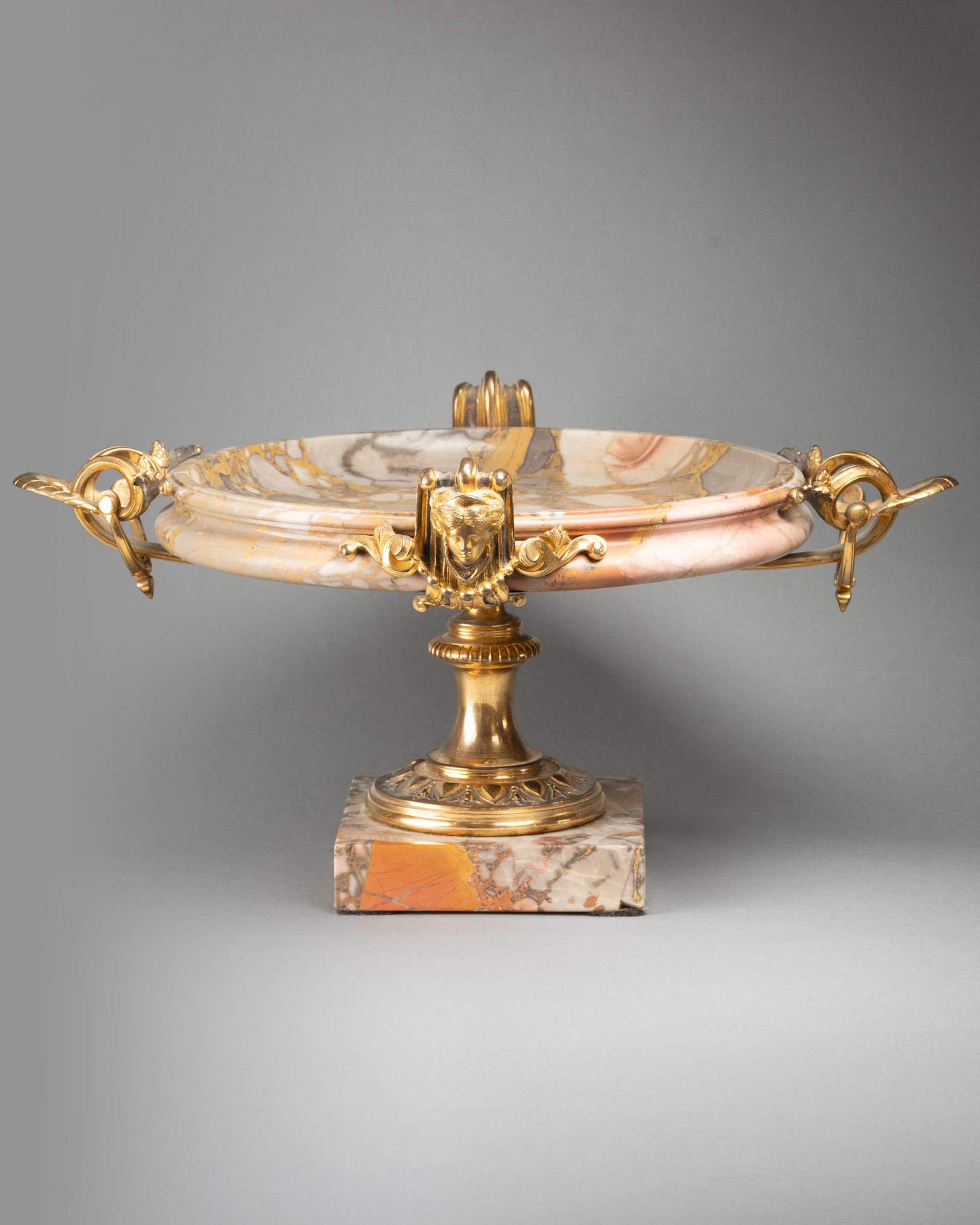 Coupe en marbre enchâssée dans une monture en bronze doré, XIXe siècle 