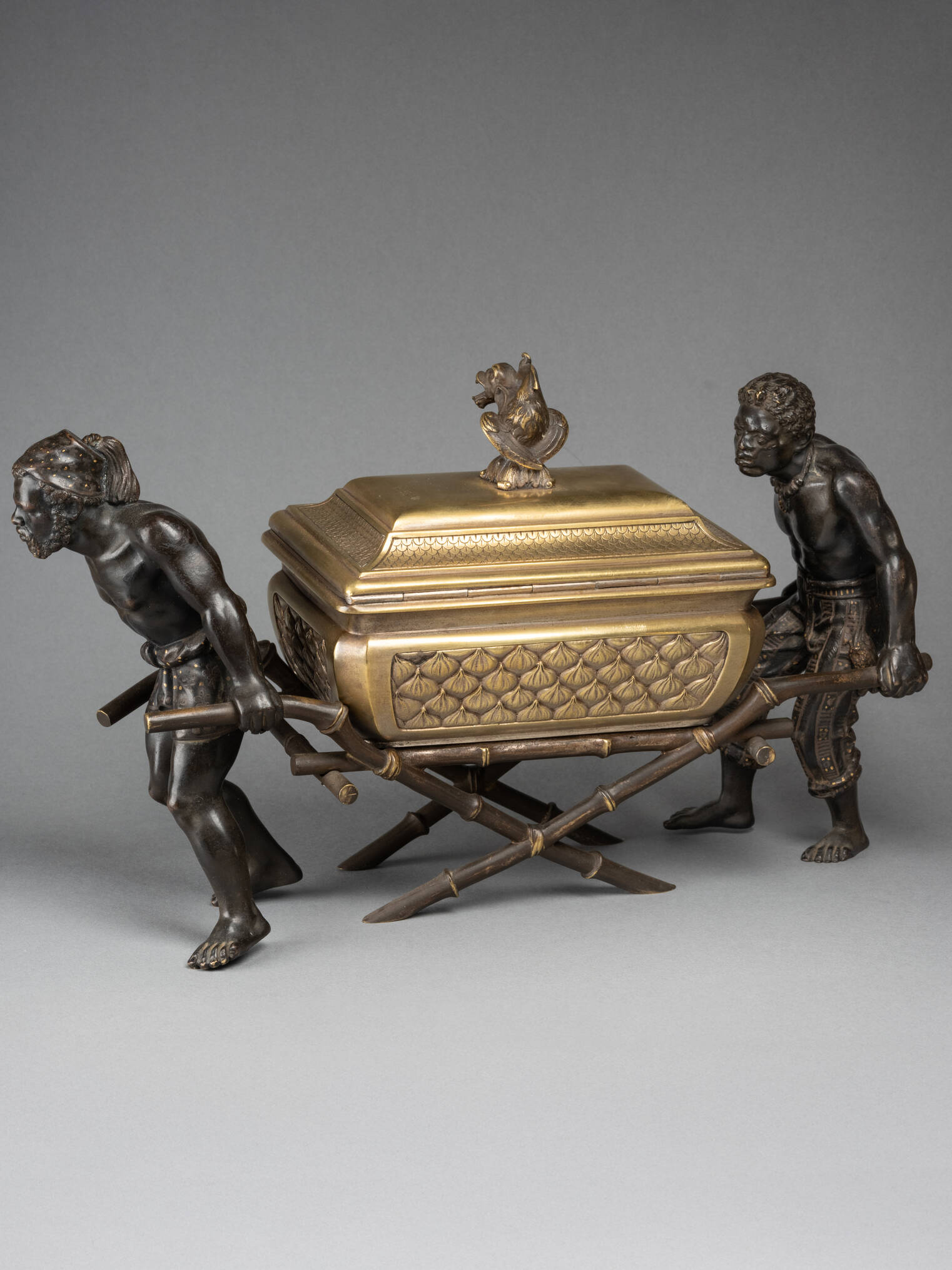 Arche d’Alliance portée par deux Éthiopiens, bronze du XIXe siècle