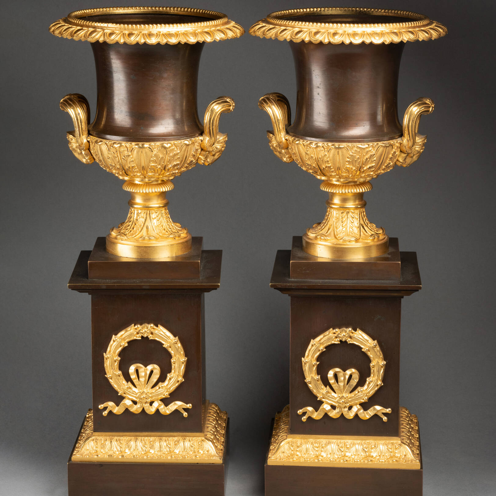 Paire de vases Médicis en bronze, XIXe siècle 
