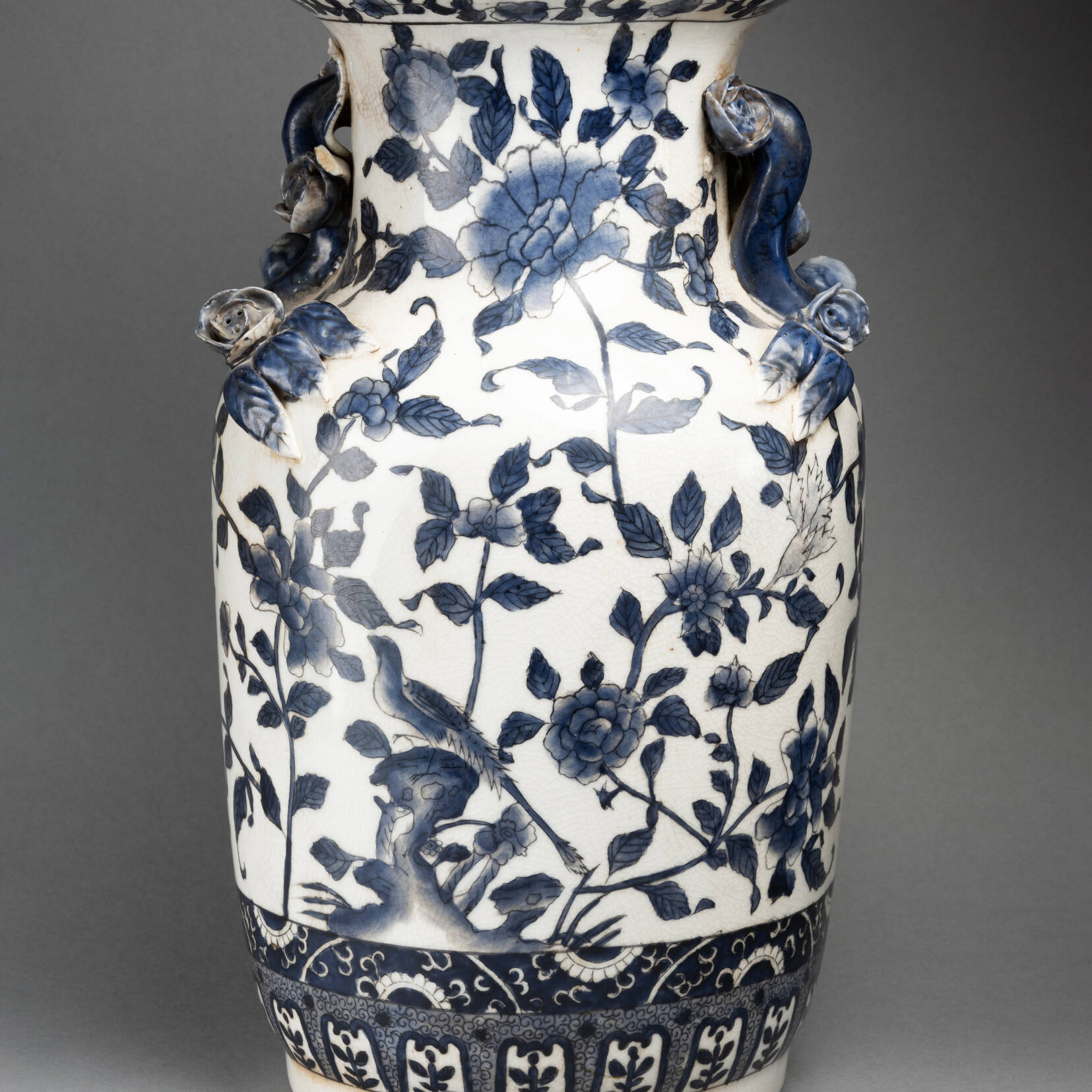 Vase dans le goût chinois en porcelaine craquelée, XXe siècle