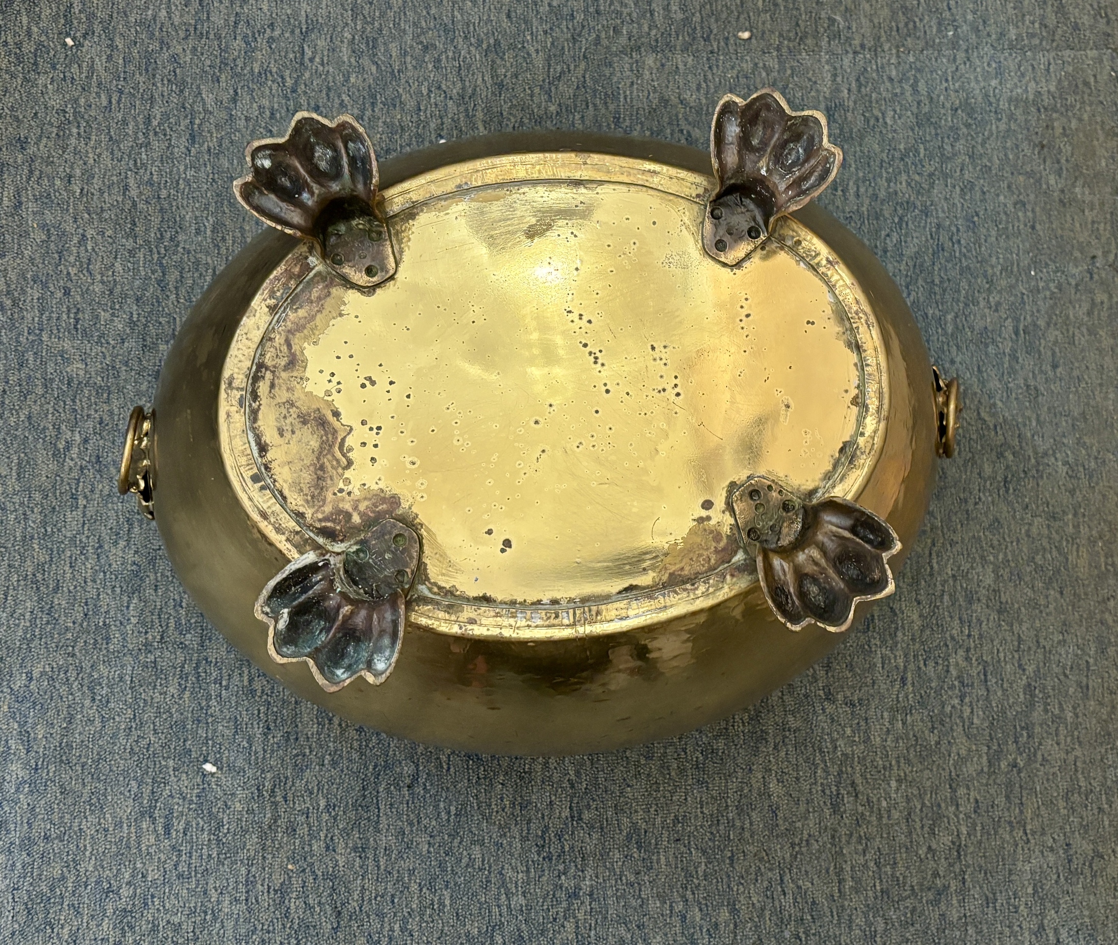 Jardinière en laiton martelé, XIXe siècle
