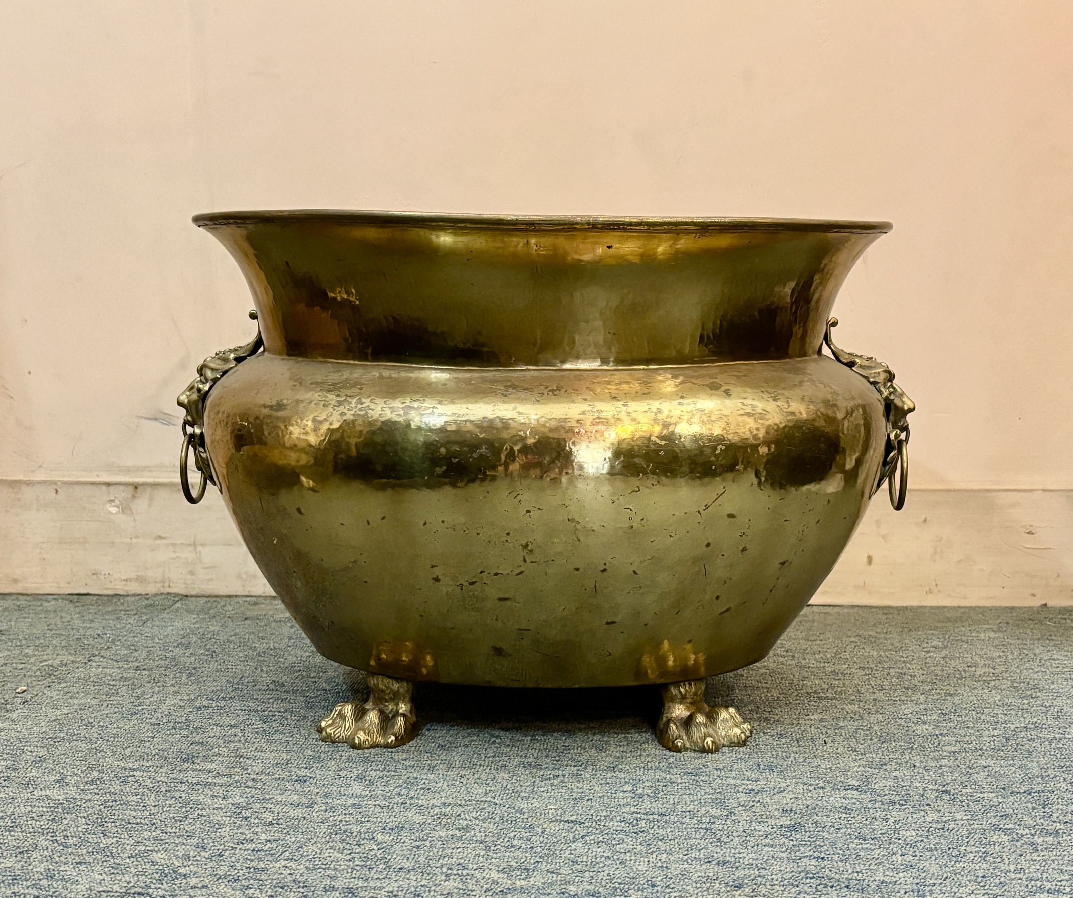 Jardinière en laiton martelé, XIXe siècle