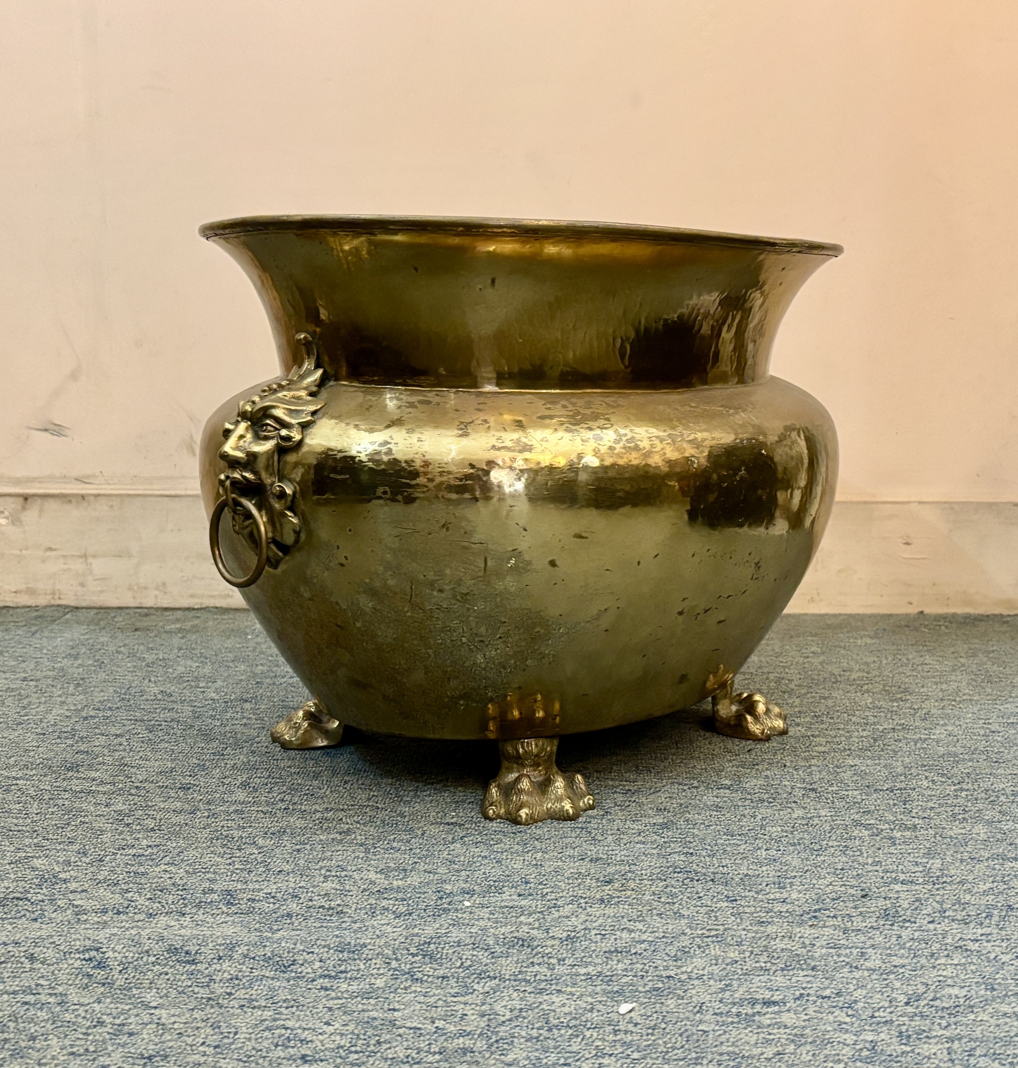 Jardinière en laiton martelé, XIXe siècle