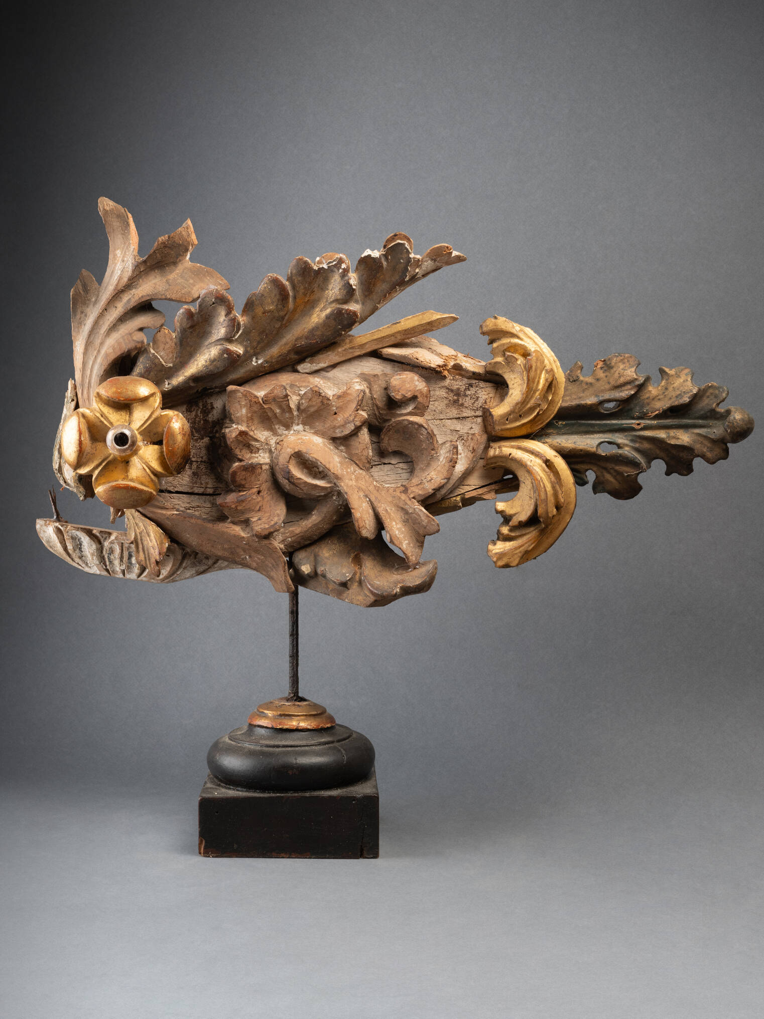 Poisson baroque fait d’éléments de boiseries anciennes, XXIe siècle