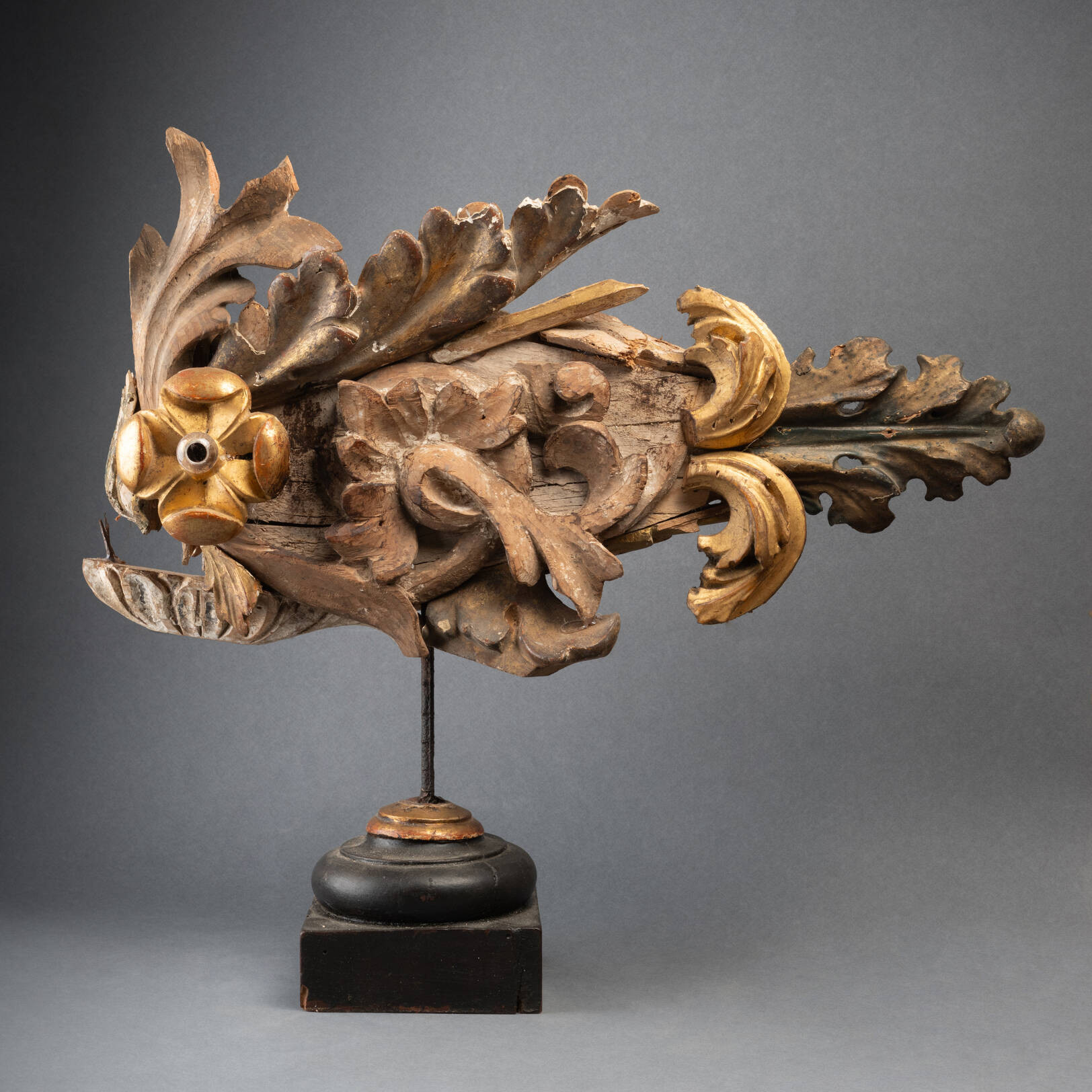 Poisson baroque fait d’éléments de boiseries anciennes, XXIe siècle