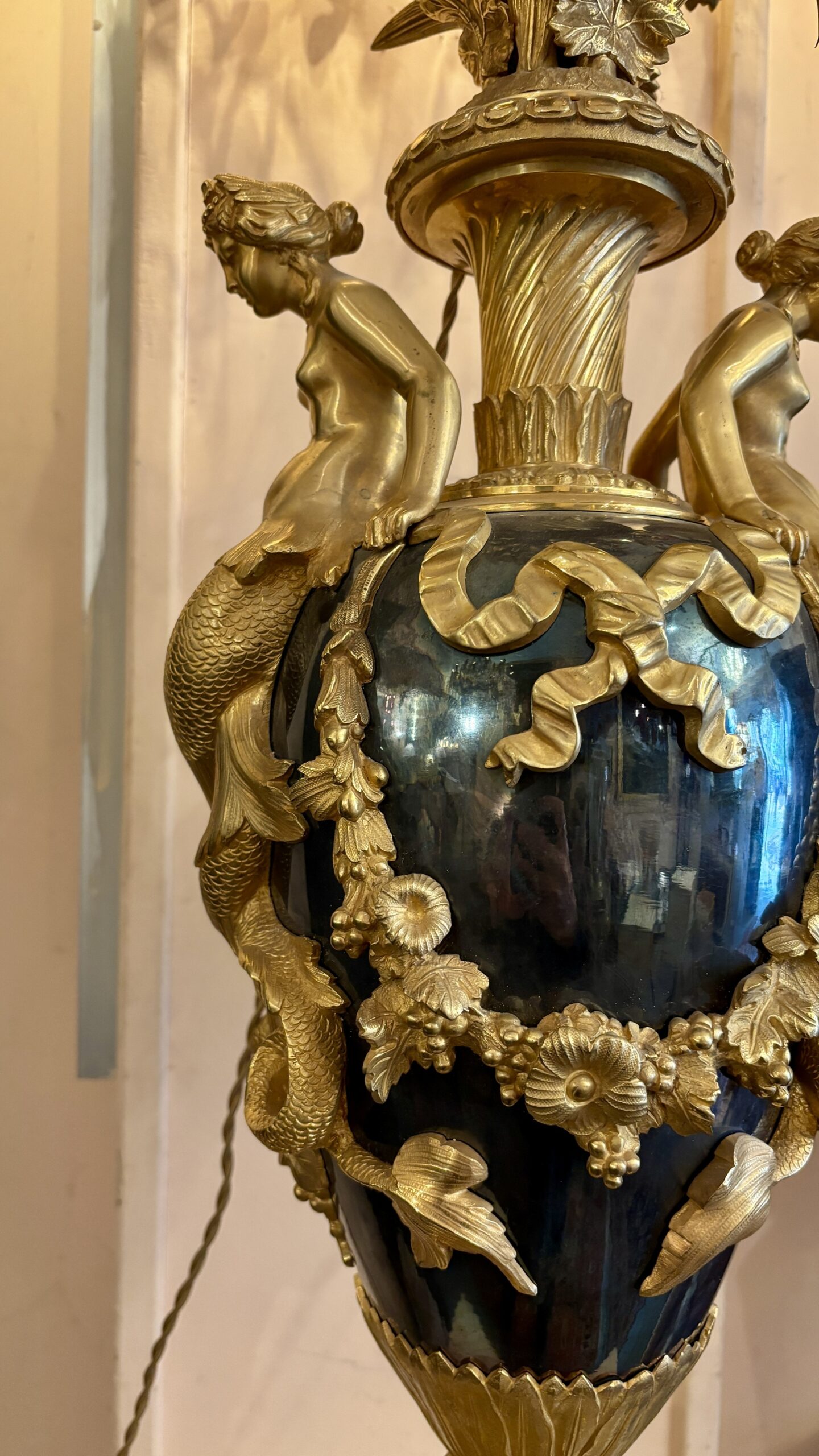 Grande lampe vase aux sirènes, XIXe siècle