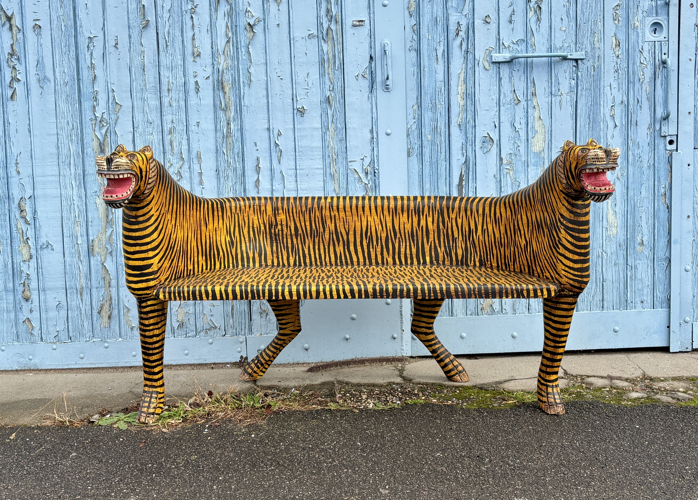 Banc en bois sculpté et peint, XXe siècle