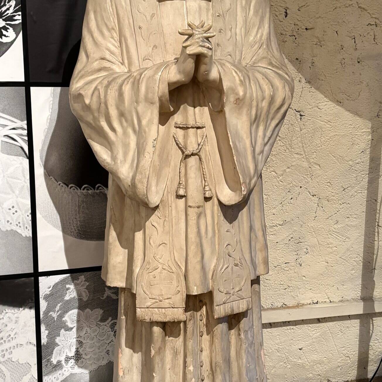 Sculpture en terre cuite patinée figurant le curé d’Ars, XXe siècle