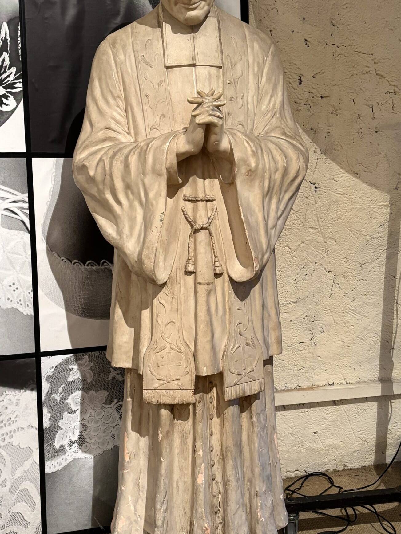 Sculpture en terre cuite patinée figurant le curé d’Ars, XXe siècle