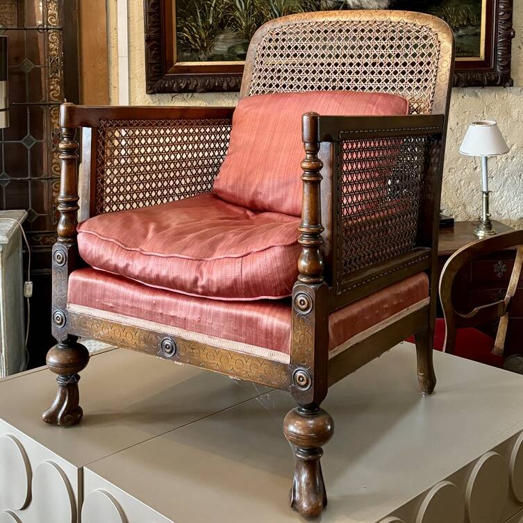 Fauteuil style Chippendale en très bon état.