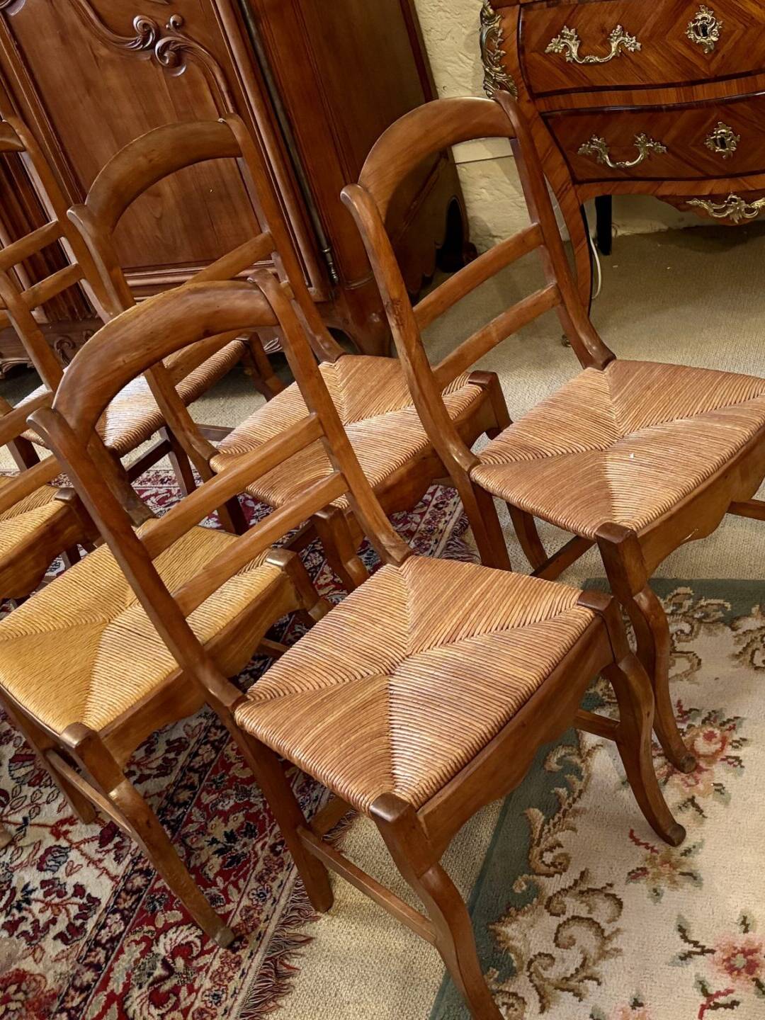 Suite de six (6) chaises paillées style Louis-Philippe, début XXe siècle