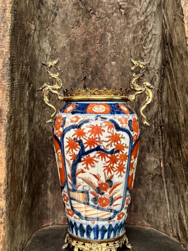 Vase japonais en porcelaine style Imari, monture bronze doré au dragon, XIXe siècle