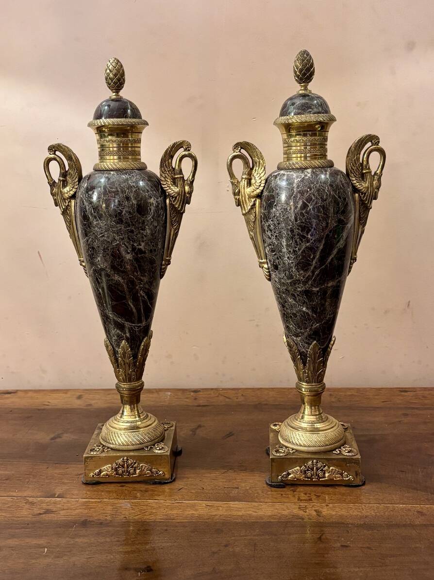 Urnes couvertes en marbre et bronze doré, style néoclassique, XIXe siècle