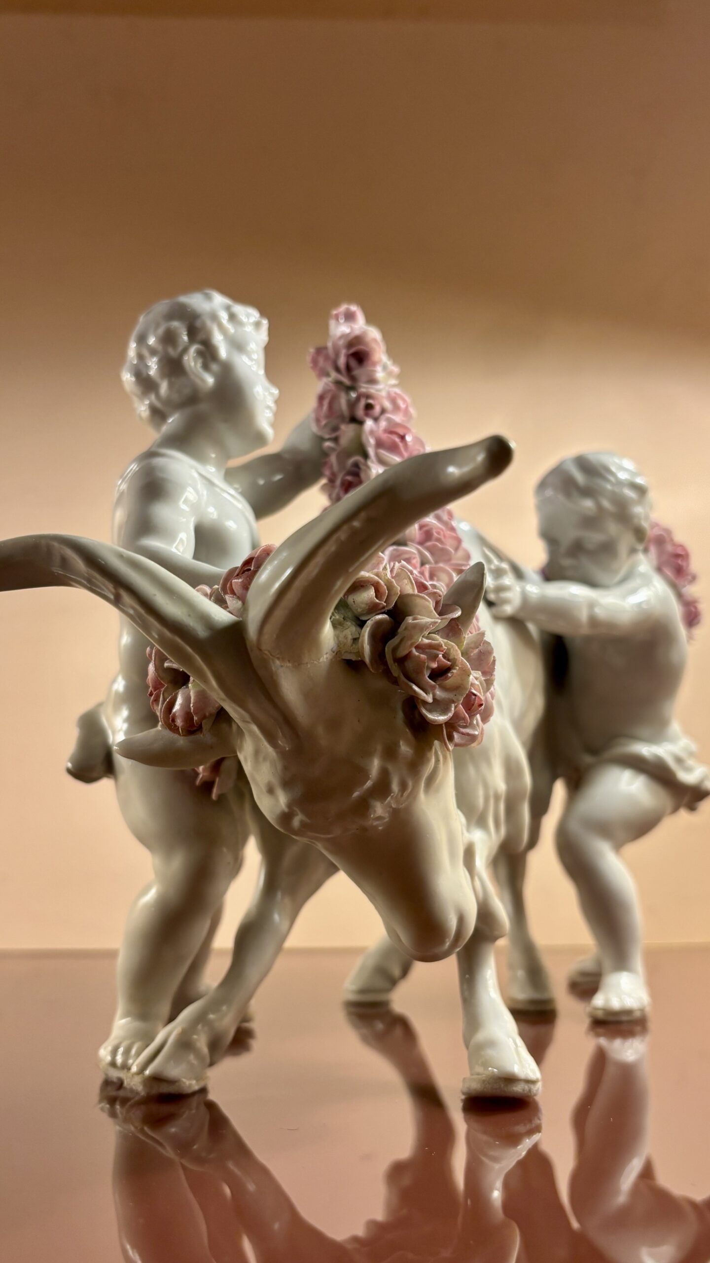 Groupe en porcelaine, Putti fleurissant un bouc, XIXe siècle
