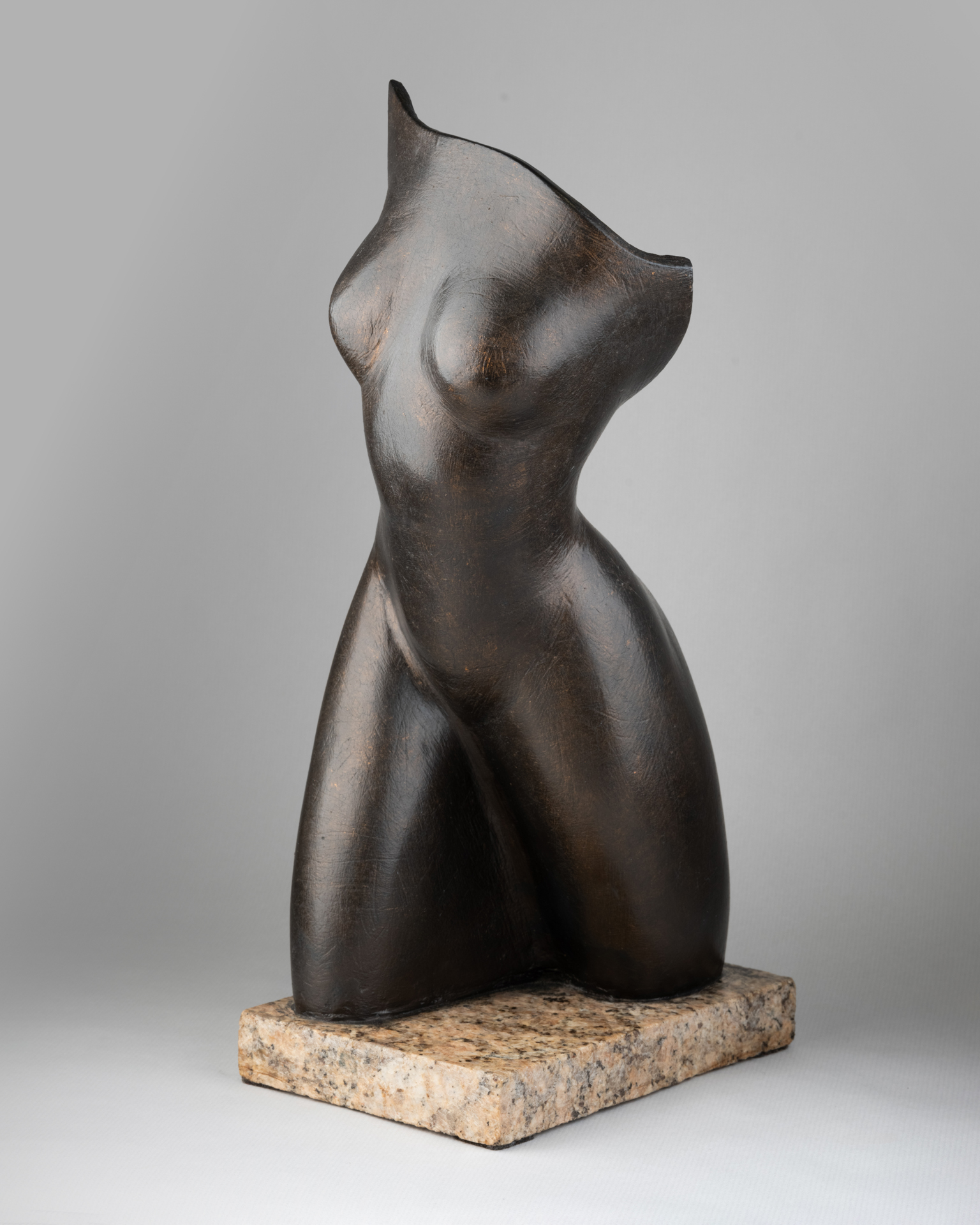 Sculpture en terre cuite à patine bronze, années 1940