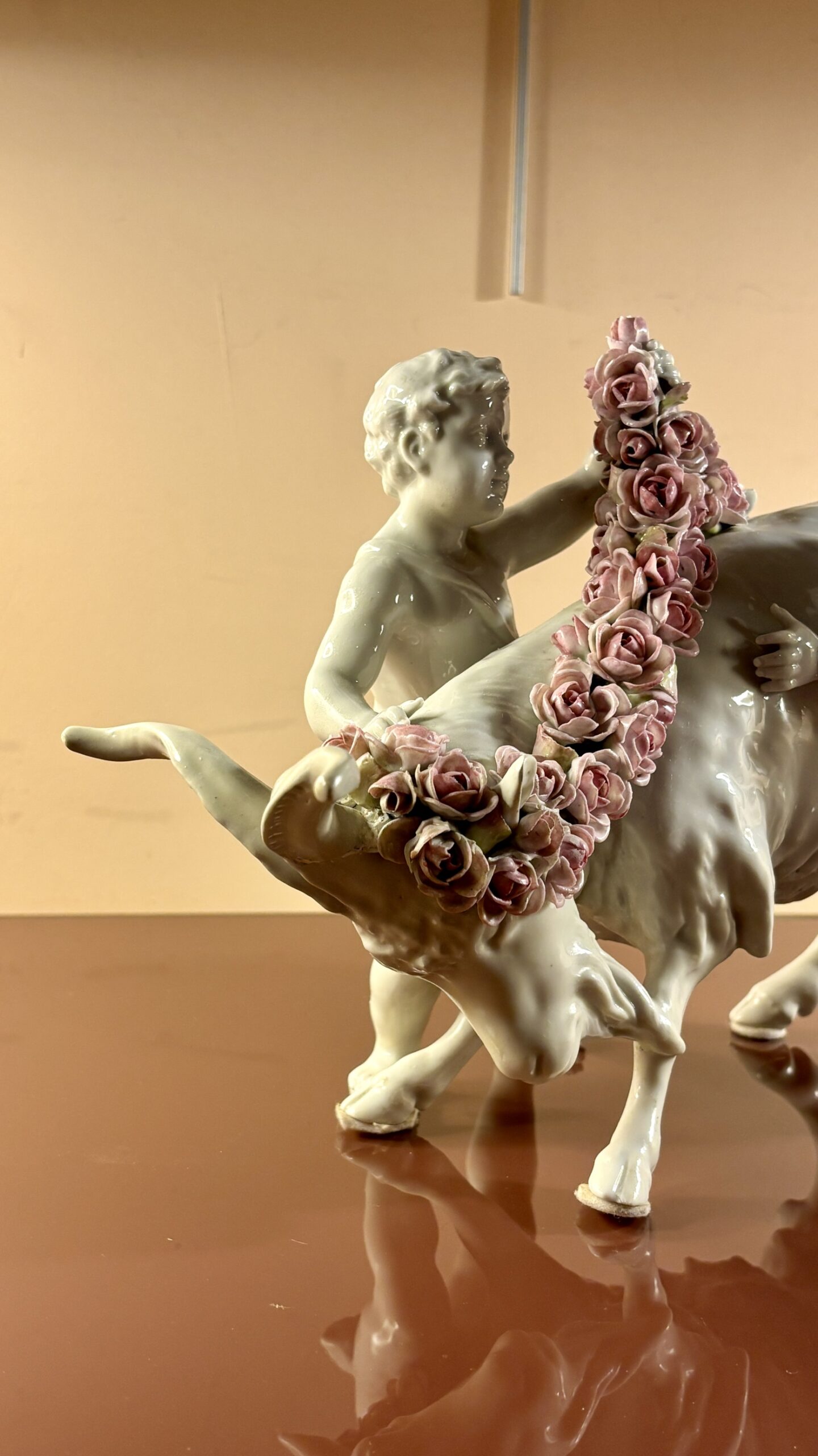 Groupe en porcelaine, Putti fleurissant un bouc, XIXe siècle