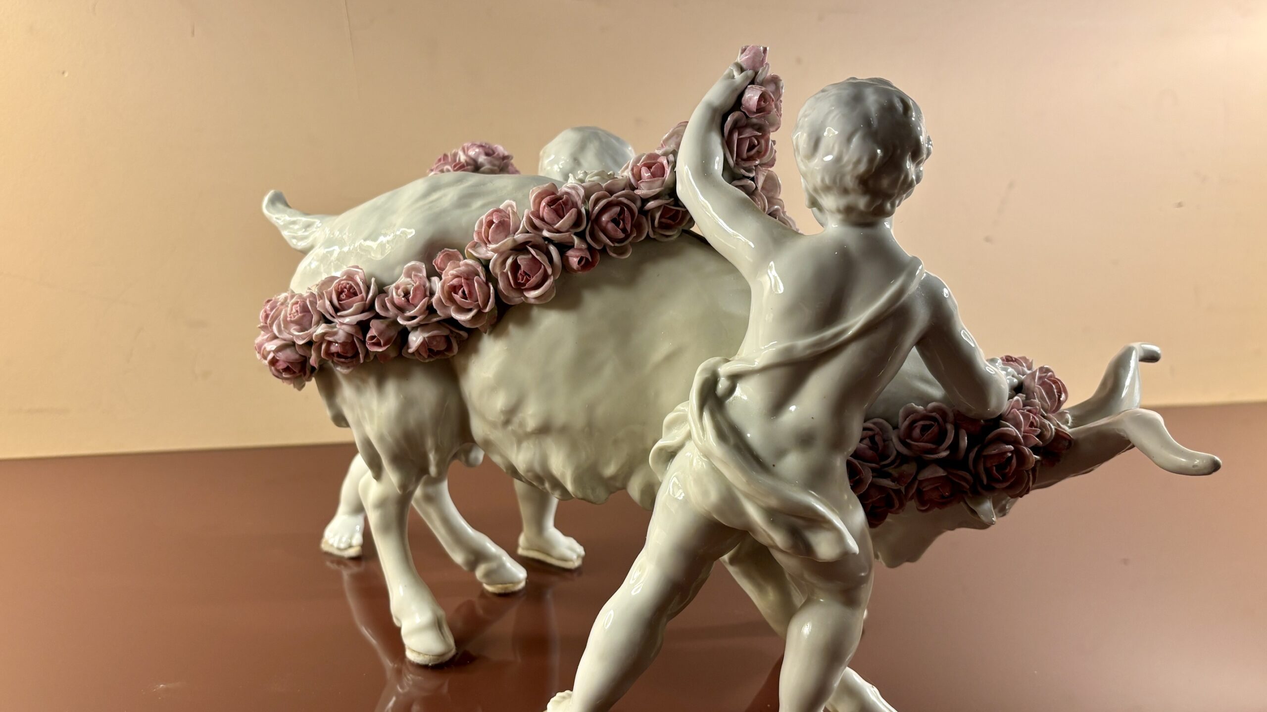 Groupe en porcelaine, Putti fleurissant un bouc, XIXe siècle