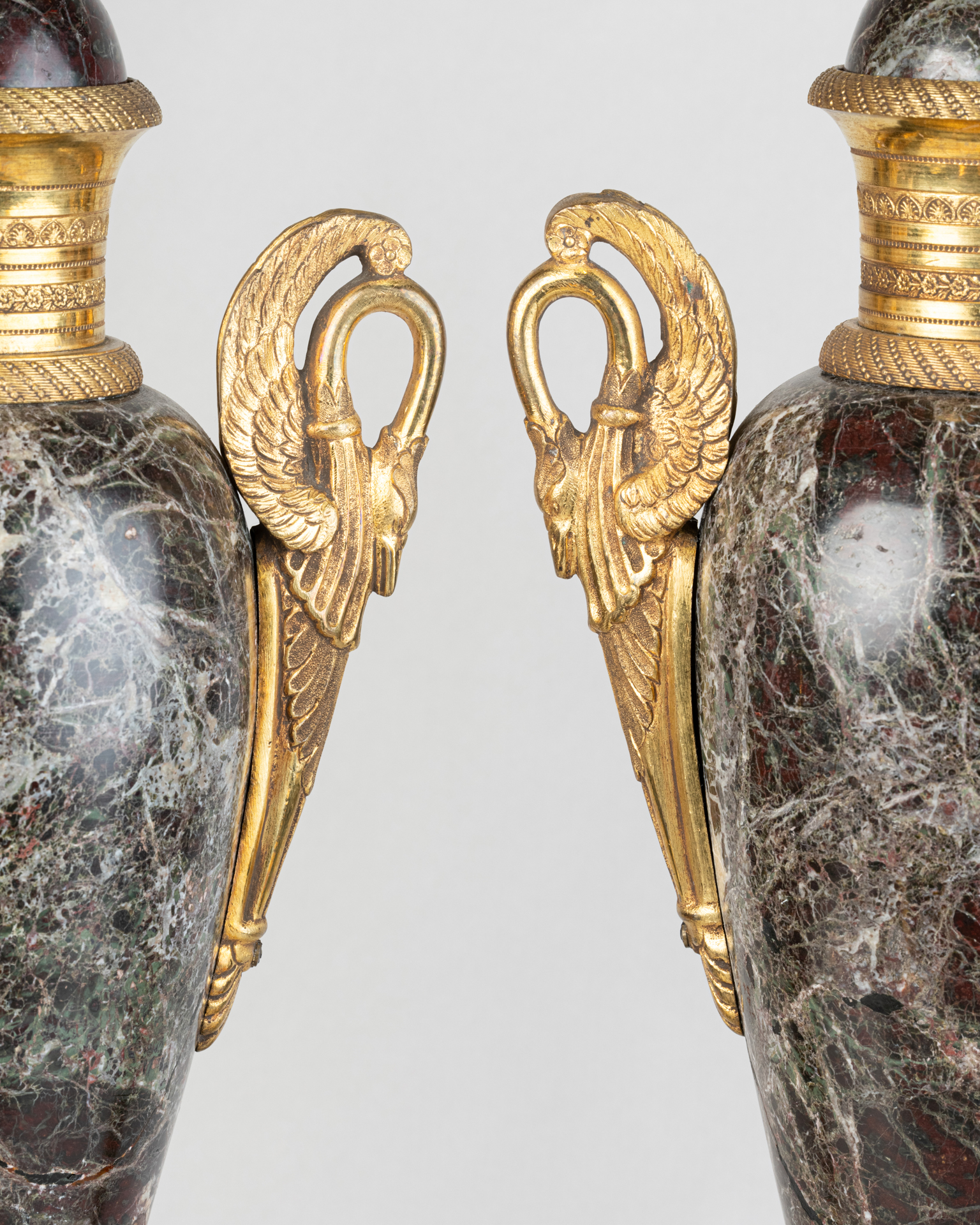 Urnes couvertes en marbre et bronze doré, style néoclassique, XIXe siècle