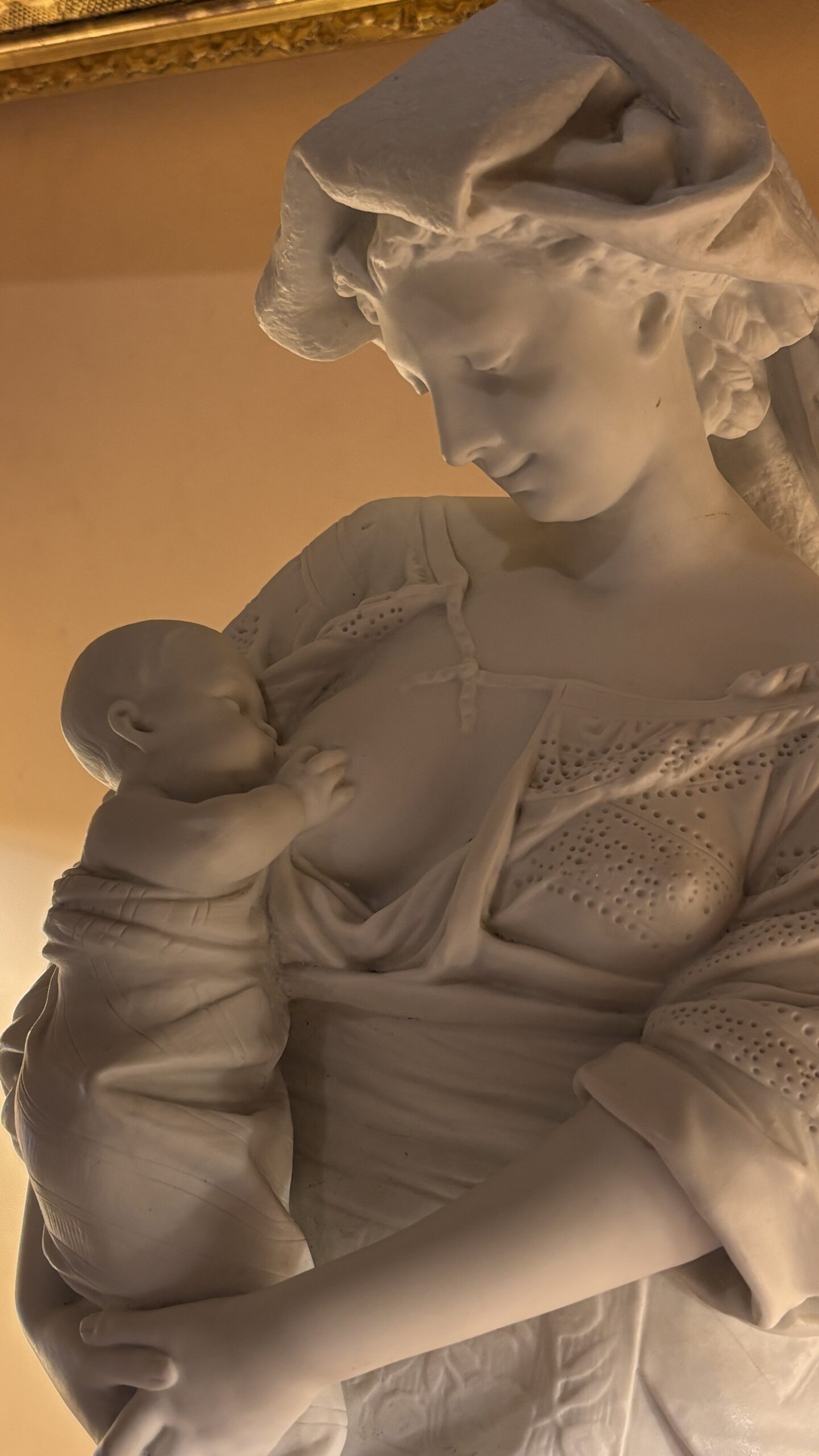 Albert Carrier-Belleuse (1824 - 1887), Sculpture en biscuit d’une femme allaitant, XIXe siècle