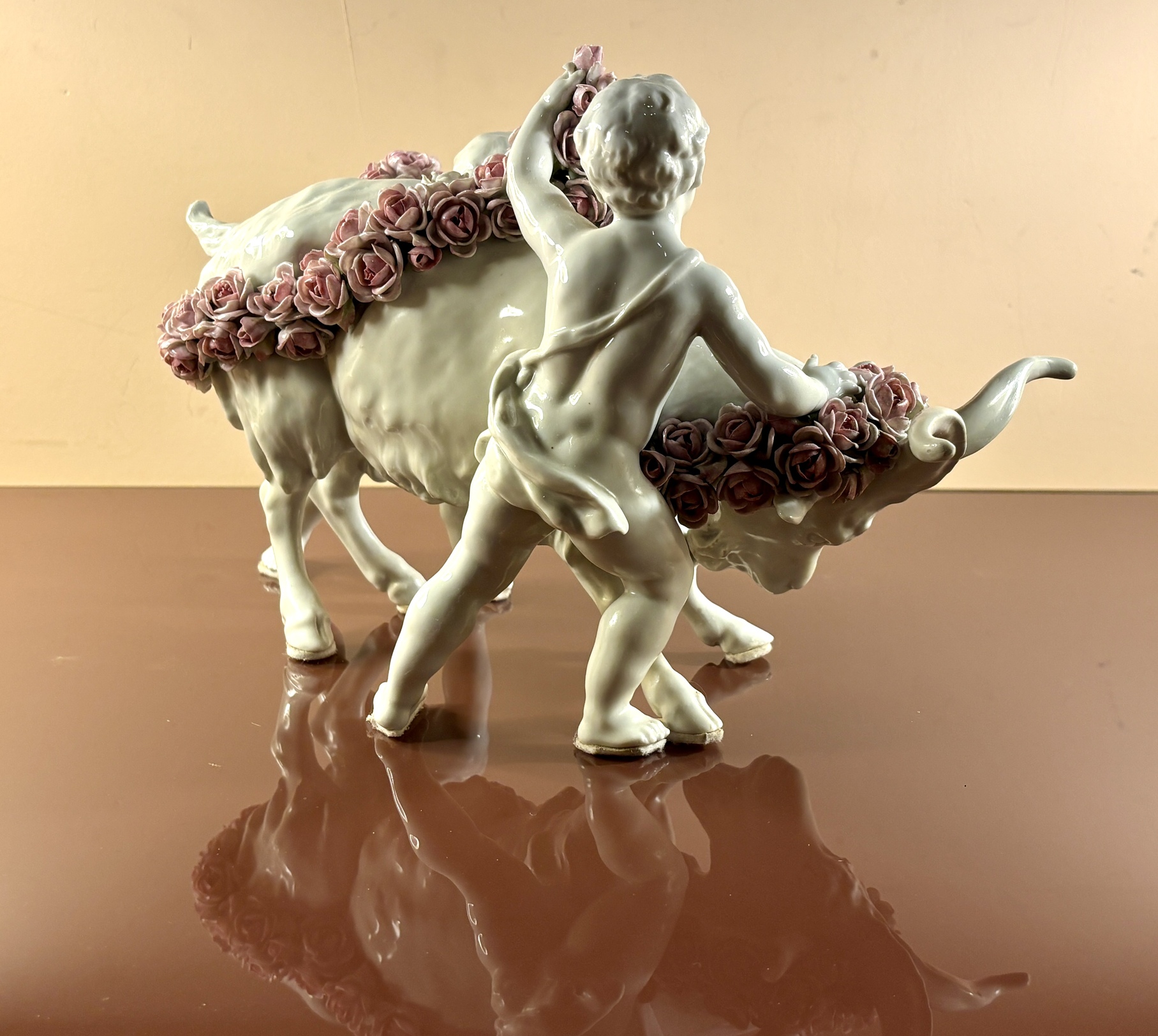 Groupe en porcelaine, Putti fleurissant un bouc, XIXe siècle