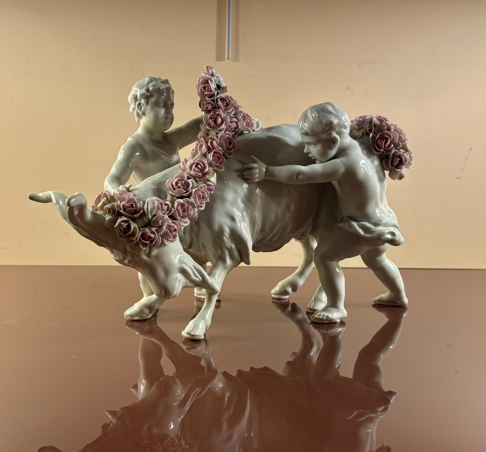 Groupe en porcelaine, Putti fleurissant un bouc, XIXe siècle
