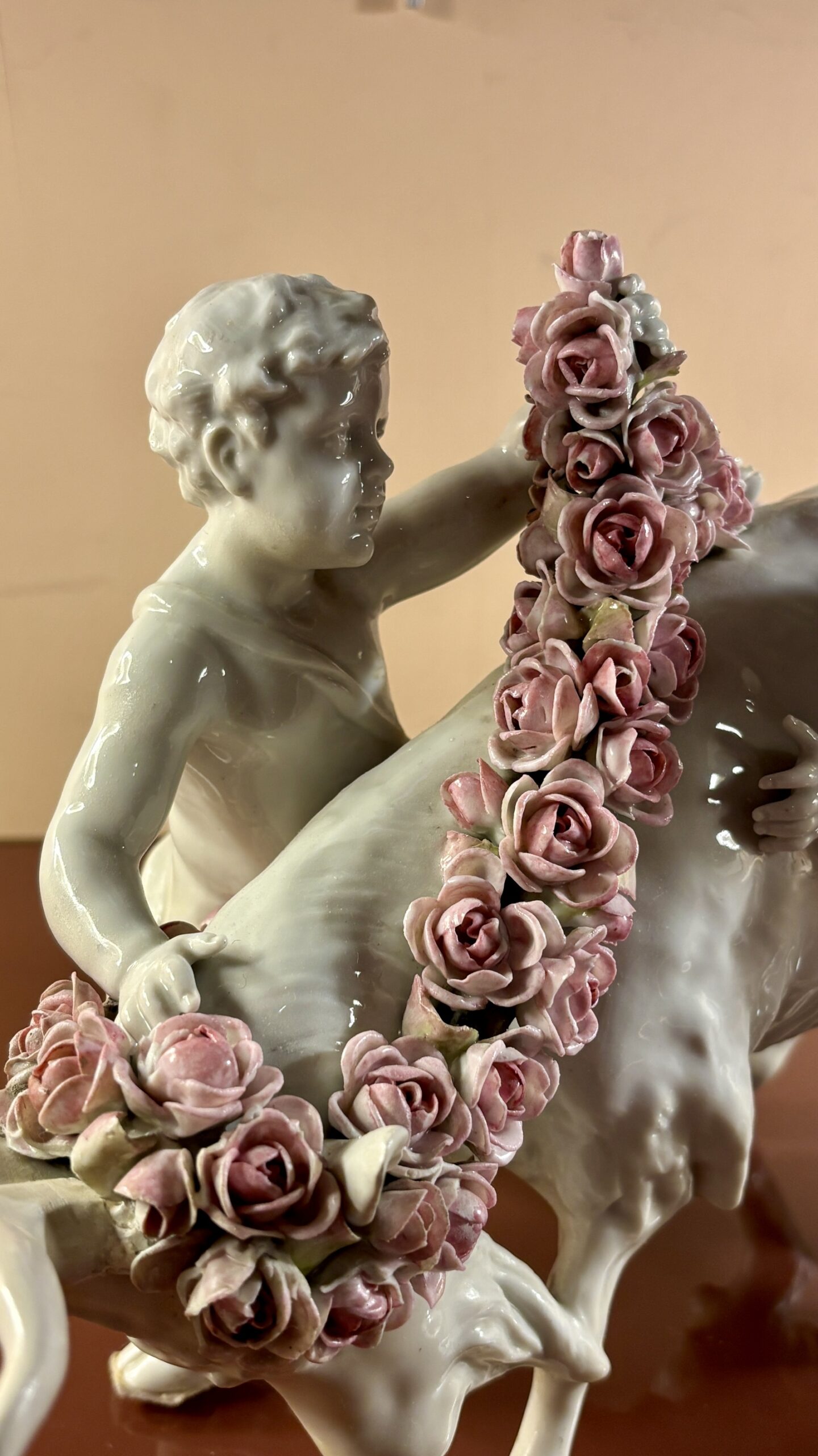 Groupe en porcelaine, Putti fleurissant un bouc, XIXe siècle