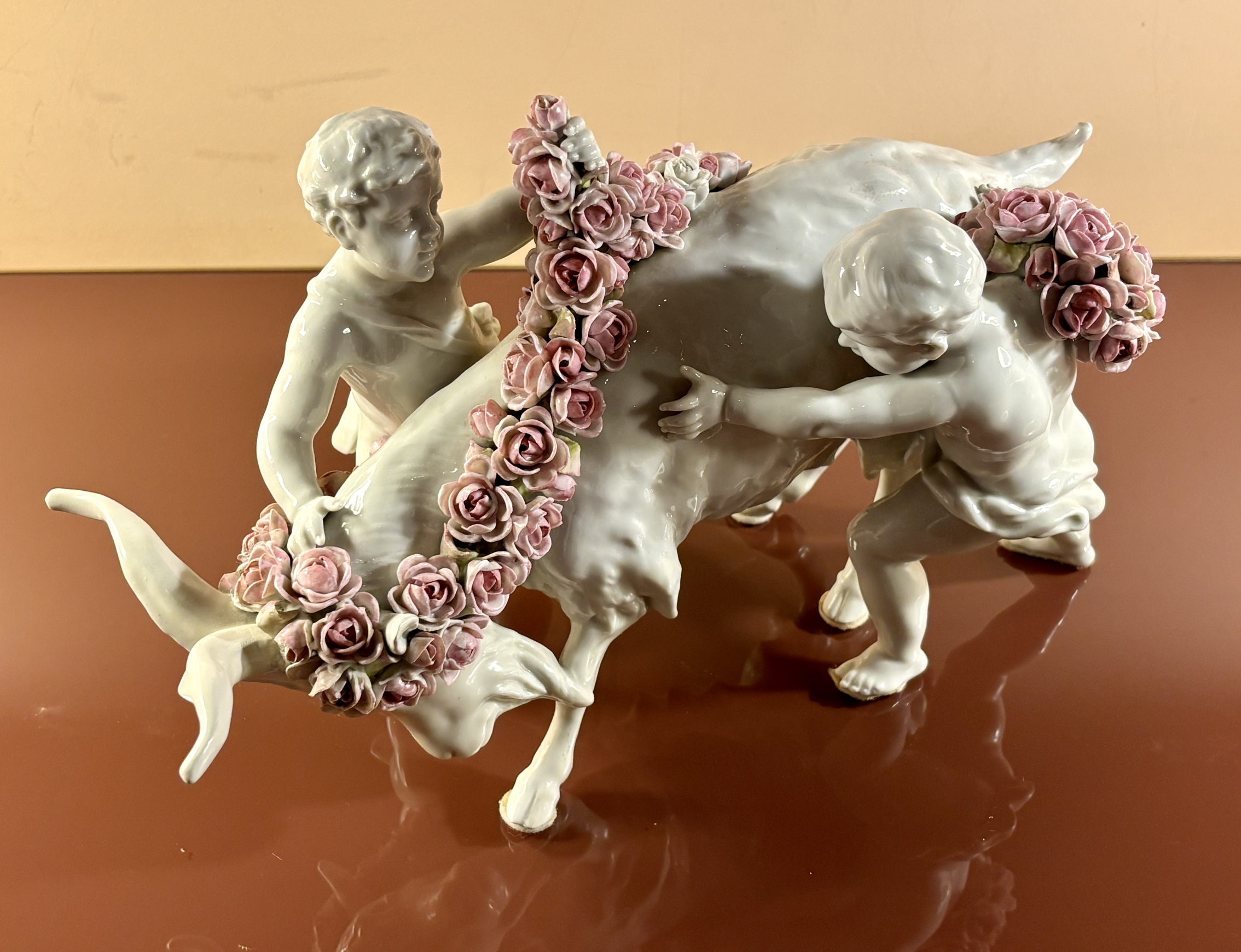 Groupe en porcelaine, Putti fleurissant un bouc, XIXe siècle