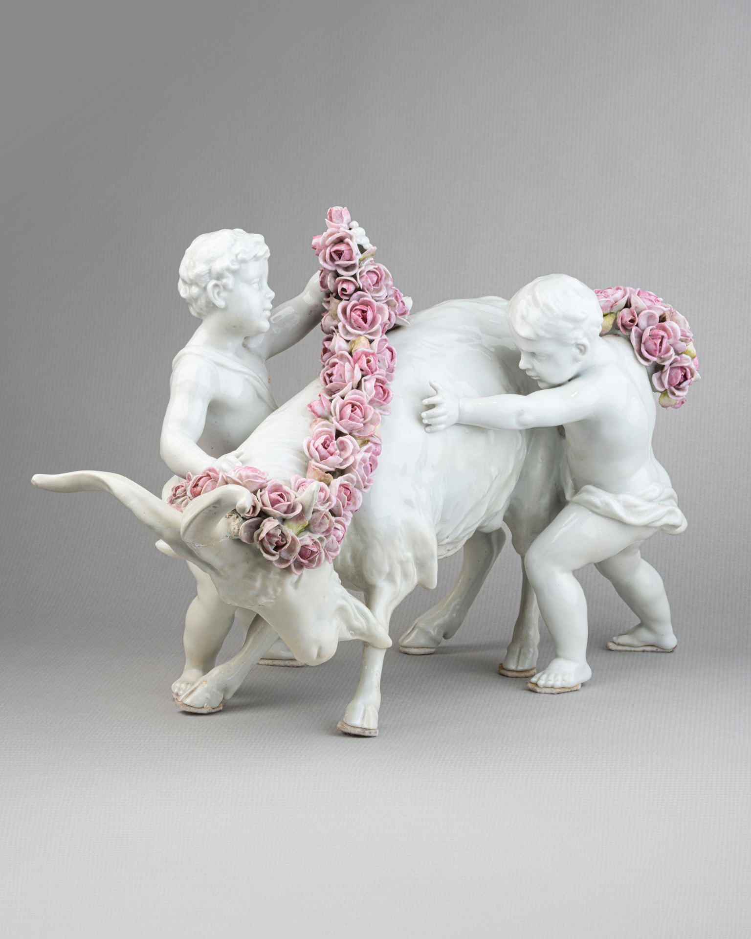 Groupe en porcelaine, Putti fleurissant un bouc, XIXe siècle