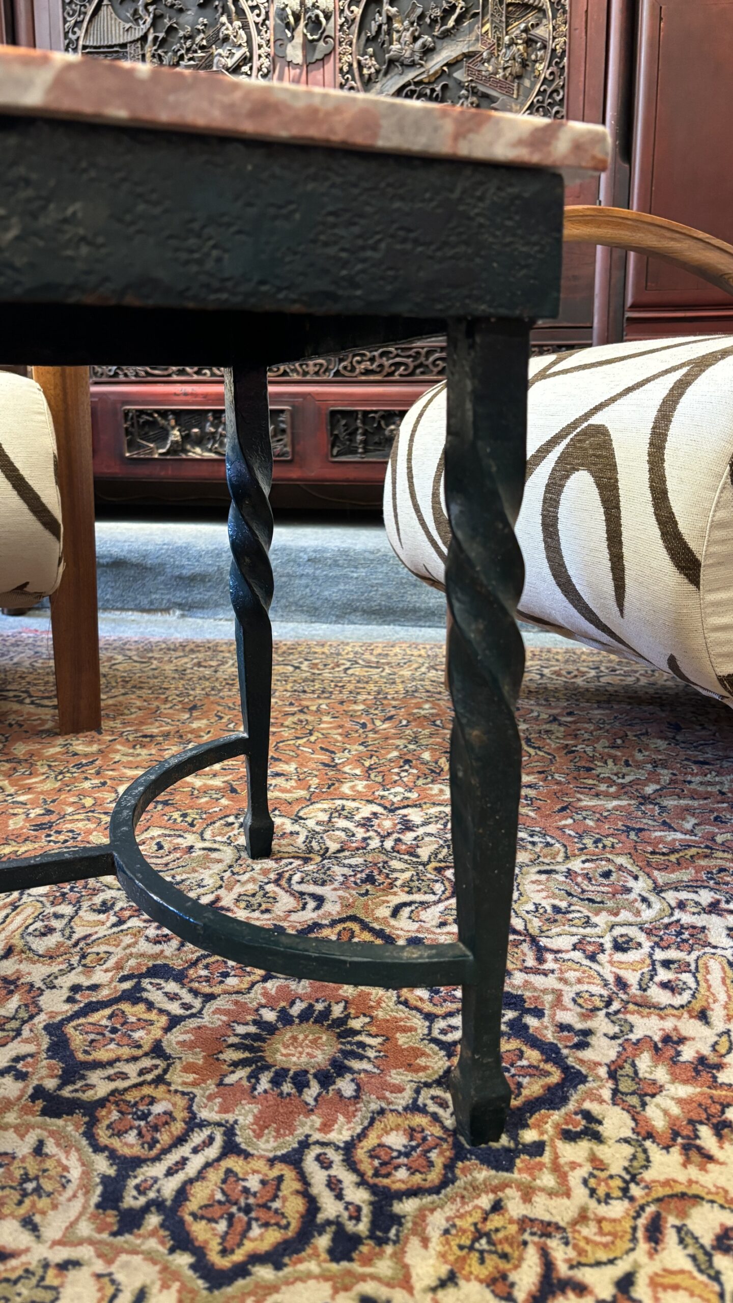 Table basse en fer forgé et plateau de marbre, XXe siècle