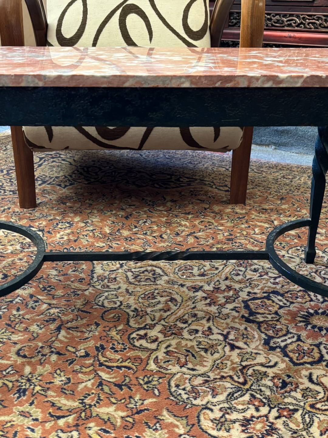 Table basse en fer forgé et plateau de marbre, XXe siècle