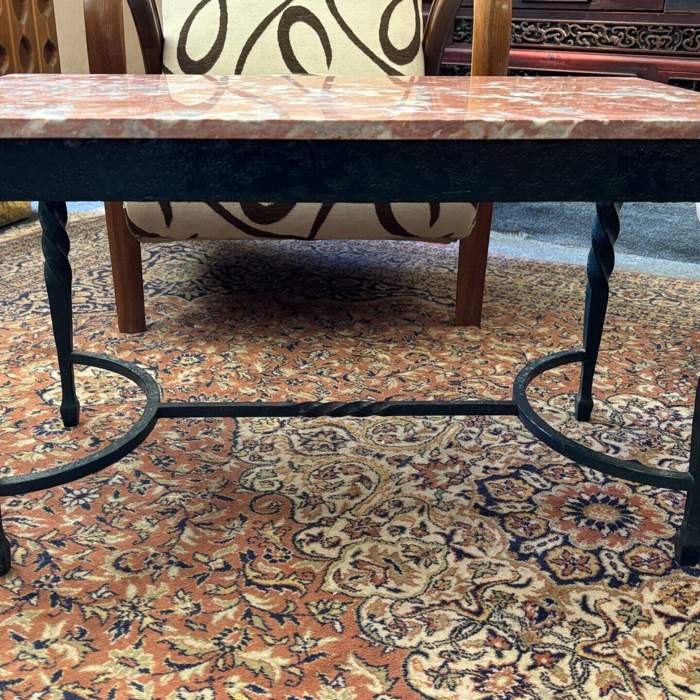 Table basse en fer forgé et plateau de marbre, XXe siècle