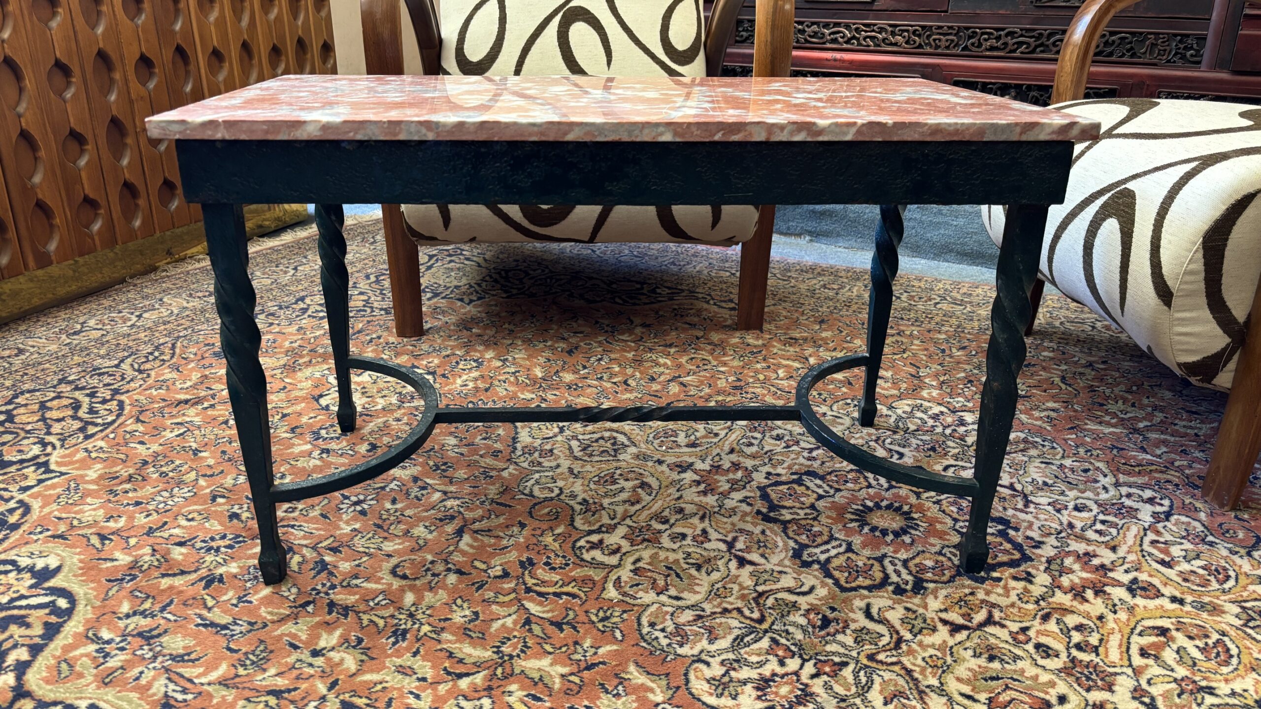 Table basse en fer forgé et plateau de marbre, XXe siècle