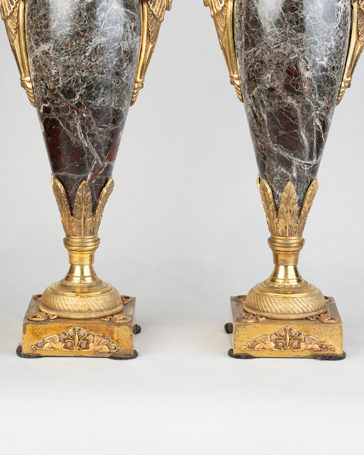 Urnes couvertes en marbre et bronze doré, style néoclassique, XIXe siècle