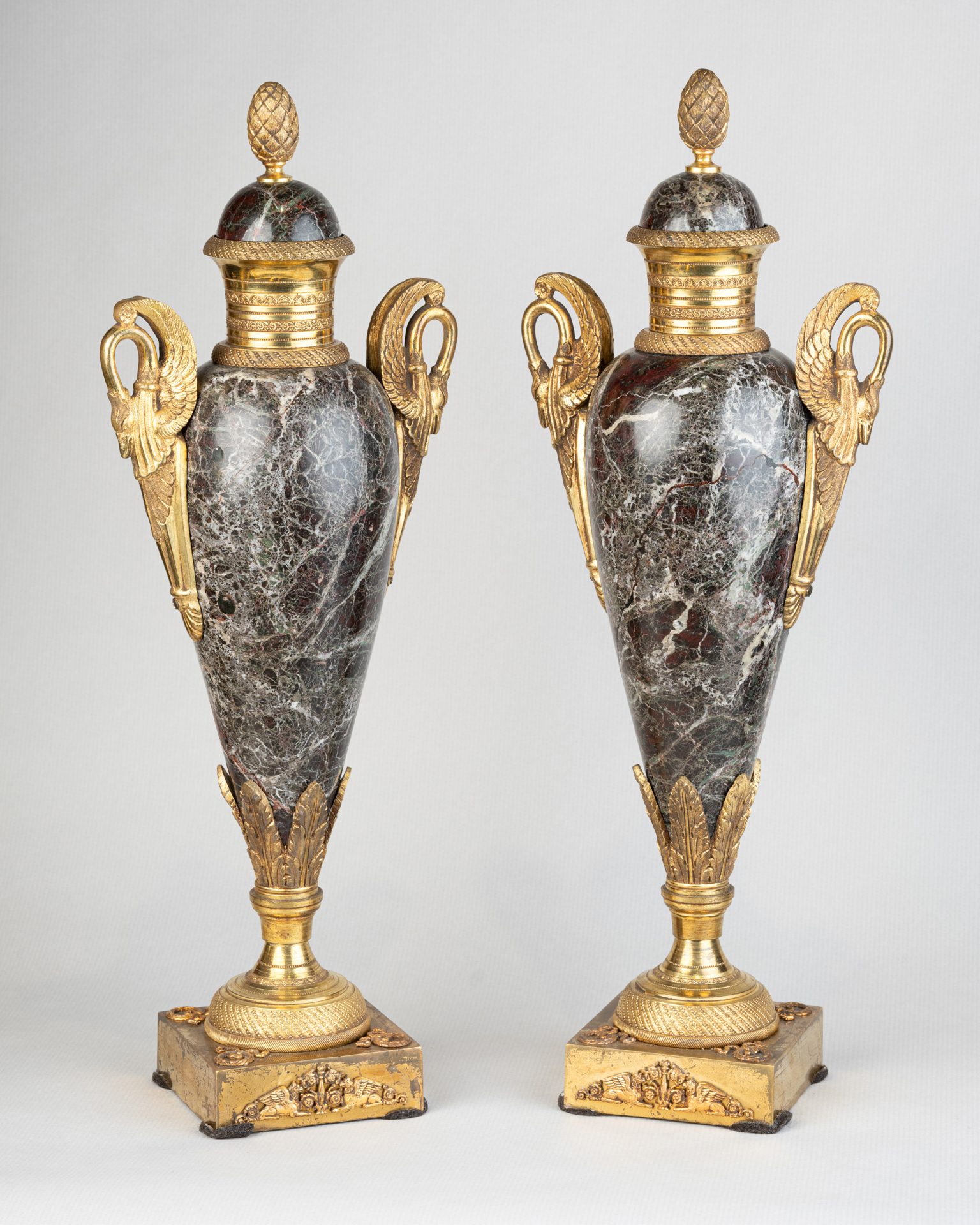 Urnes couvertes en marbre et bronze doré, style néoclassique, XIXe siècle