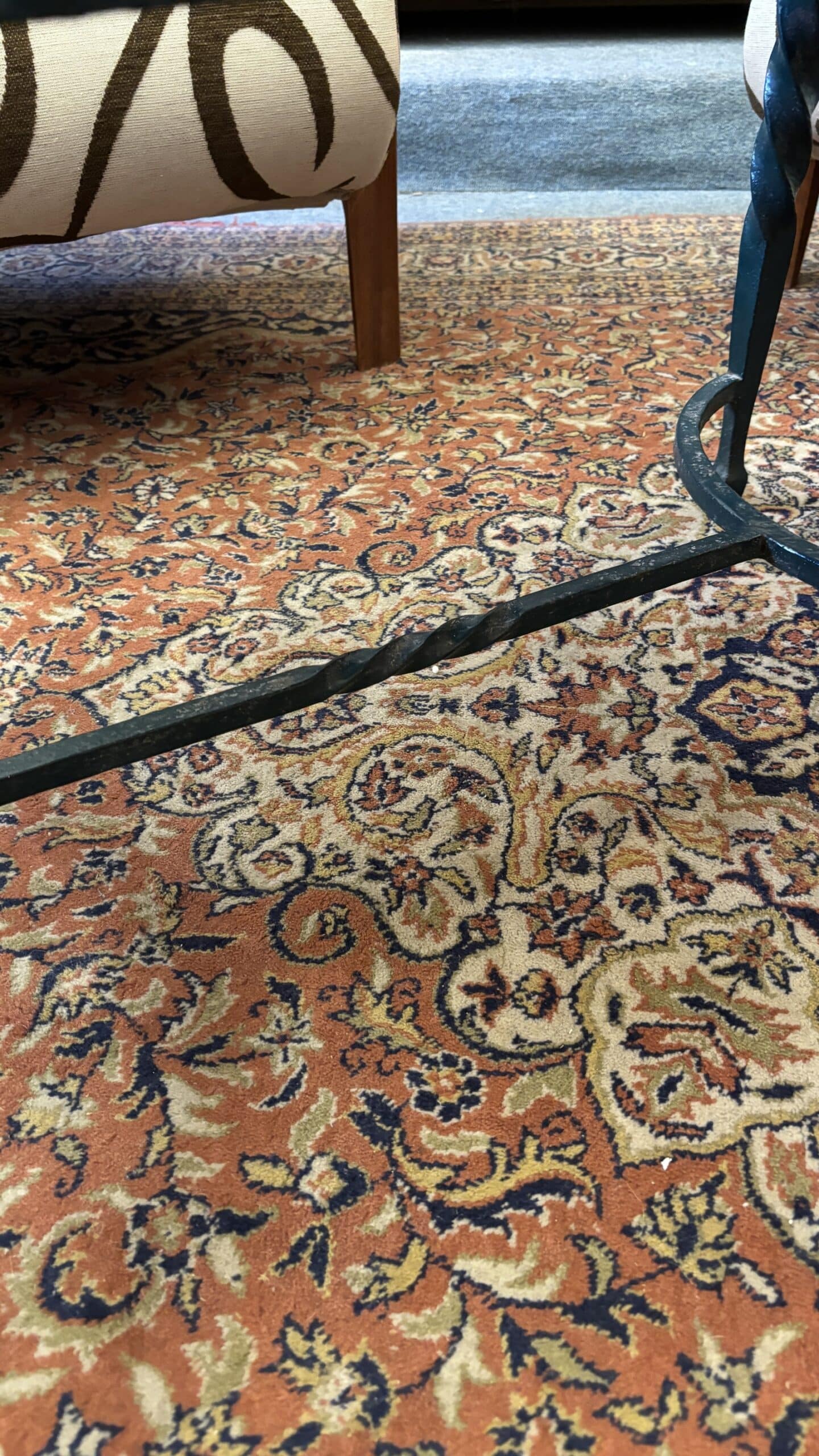 Table basse en fer forgé et plateau de marbre, XXe siècle