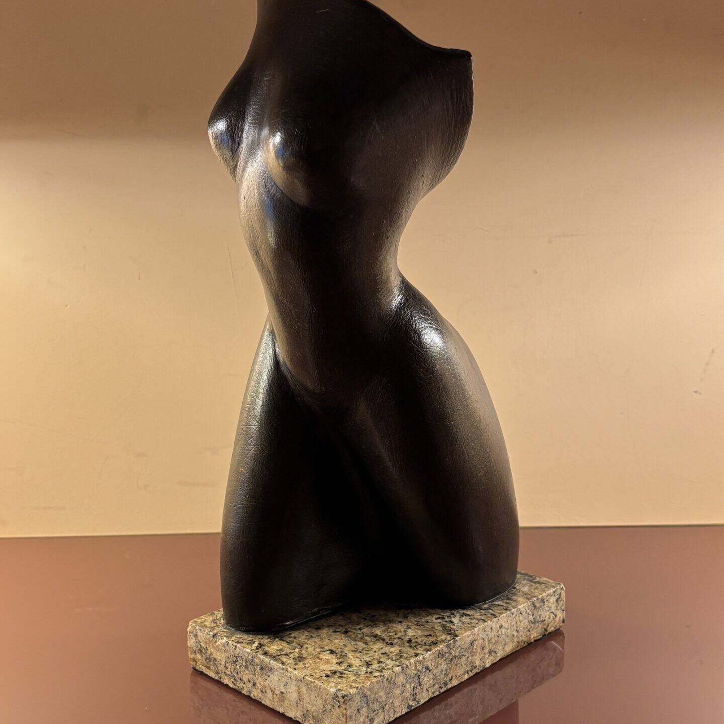 Sculpture en terre cuite à patine bronze, années 1940