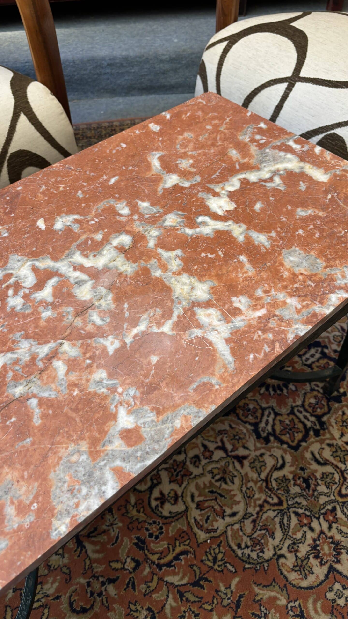 Table basse en fer forgé et plateau de marbre, XXe siècle