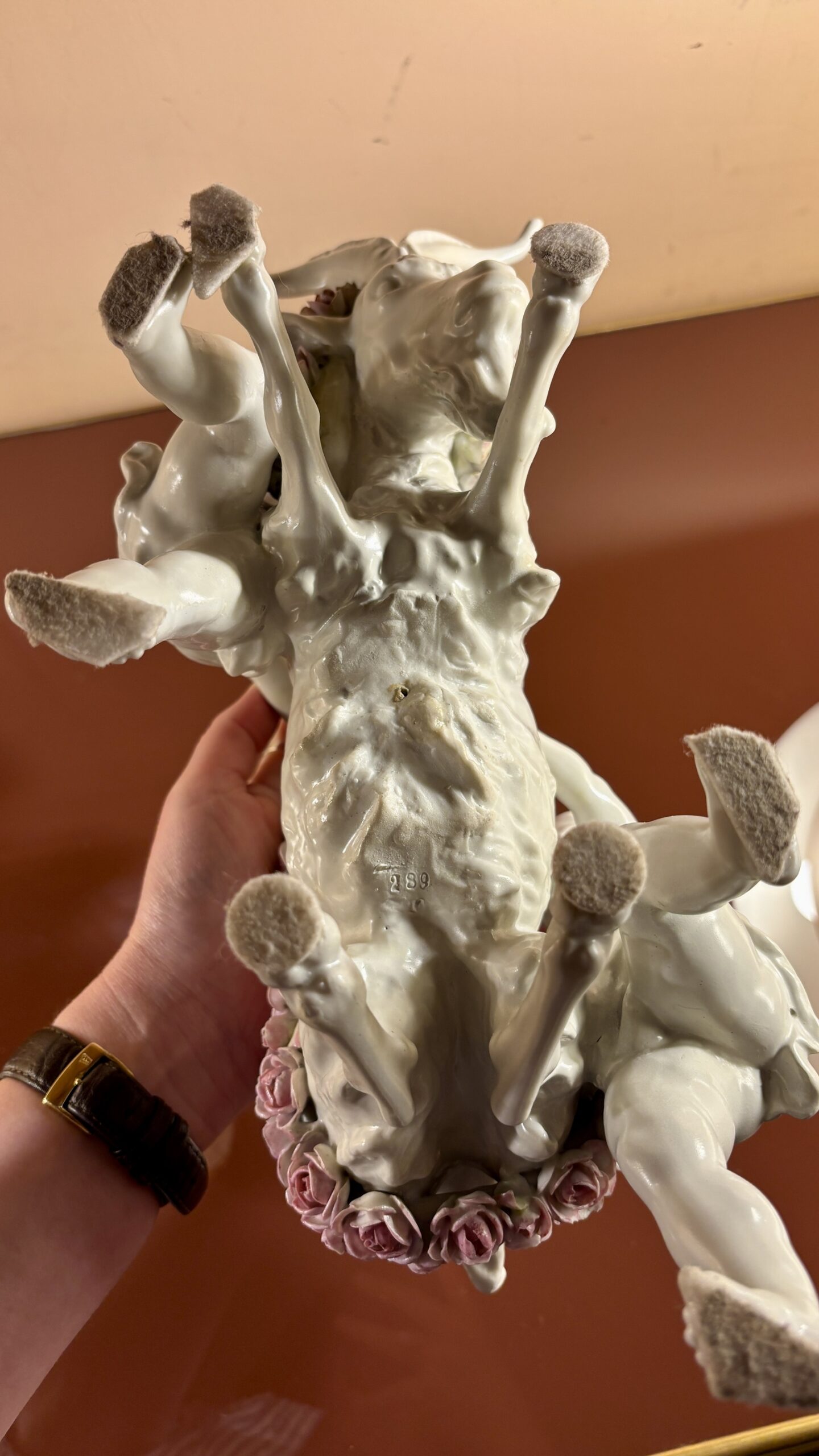 Groupe en porcelaine, Putti fleurissant un bouc, XIXe siècle