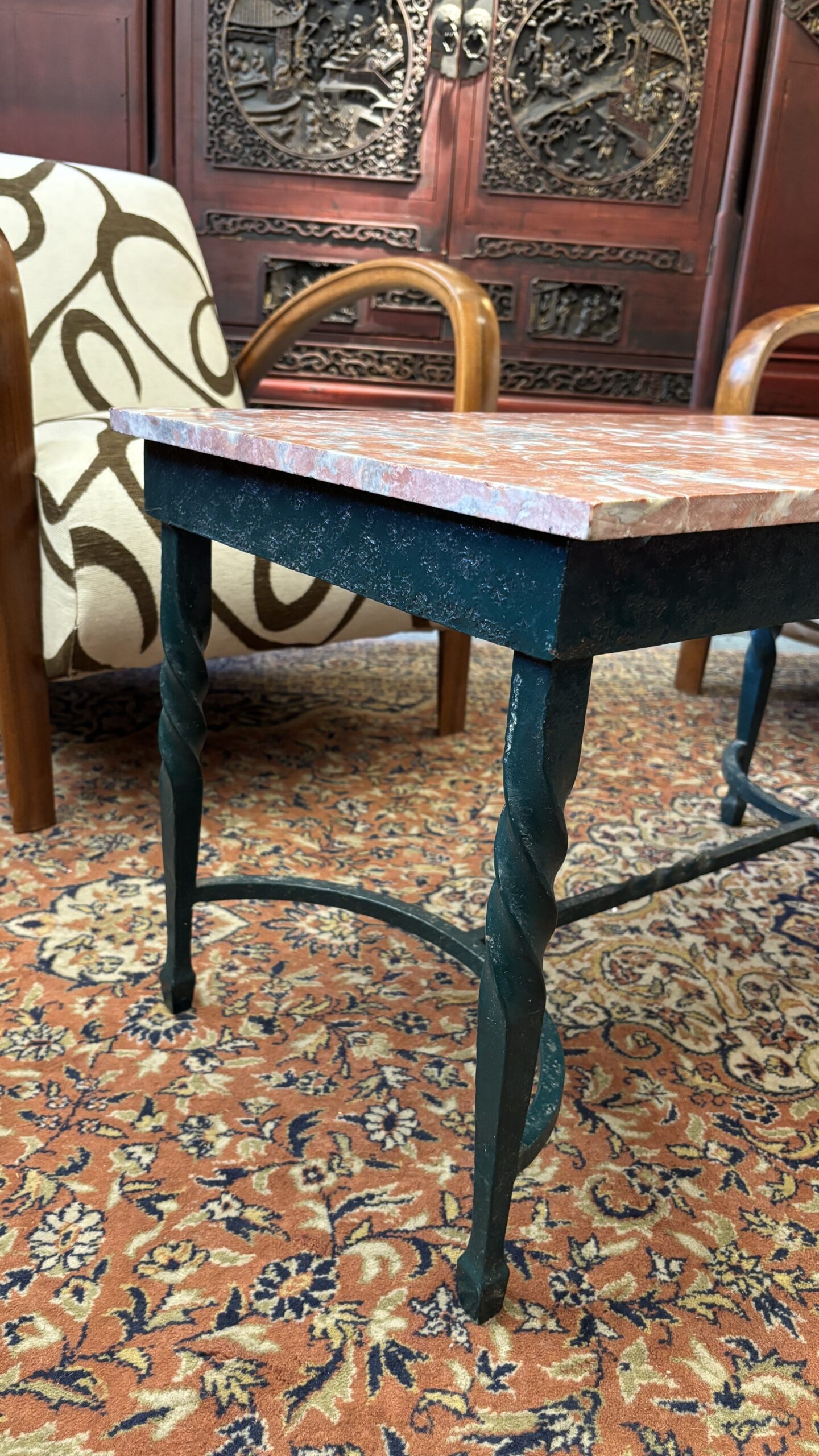 Table basse en fer forgé et plateau de marbre, XXe siècle
