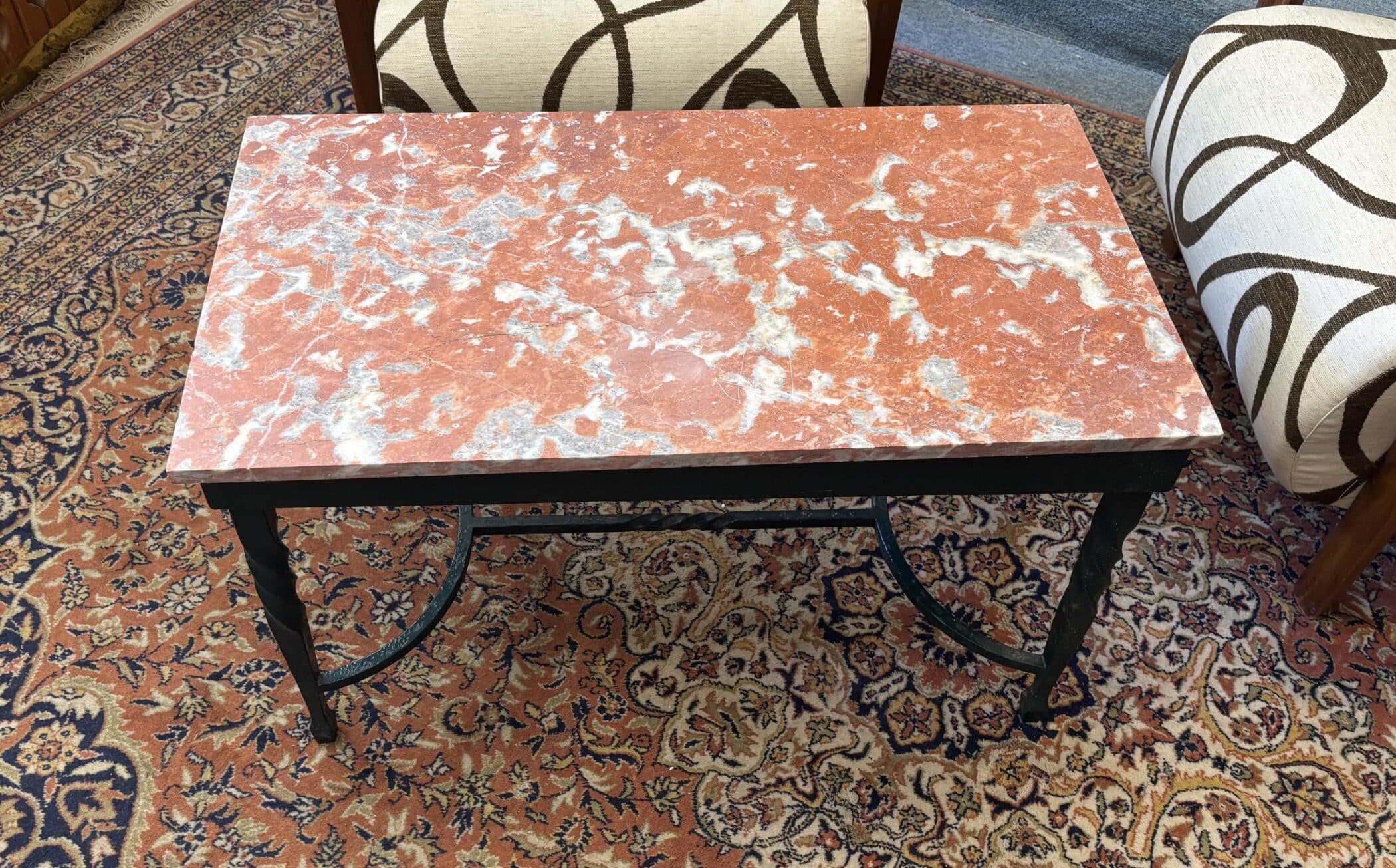 Table basse en fer forgé et plateau de marbre, XXe siècle