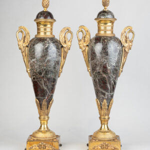 Urnes couvertes en marbre et bronze doré, style néoclassique, XIXe siècle